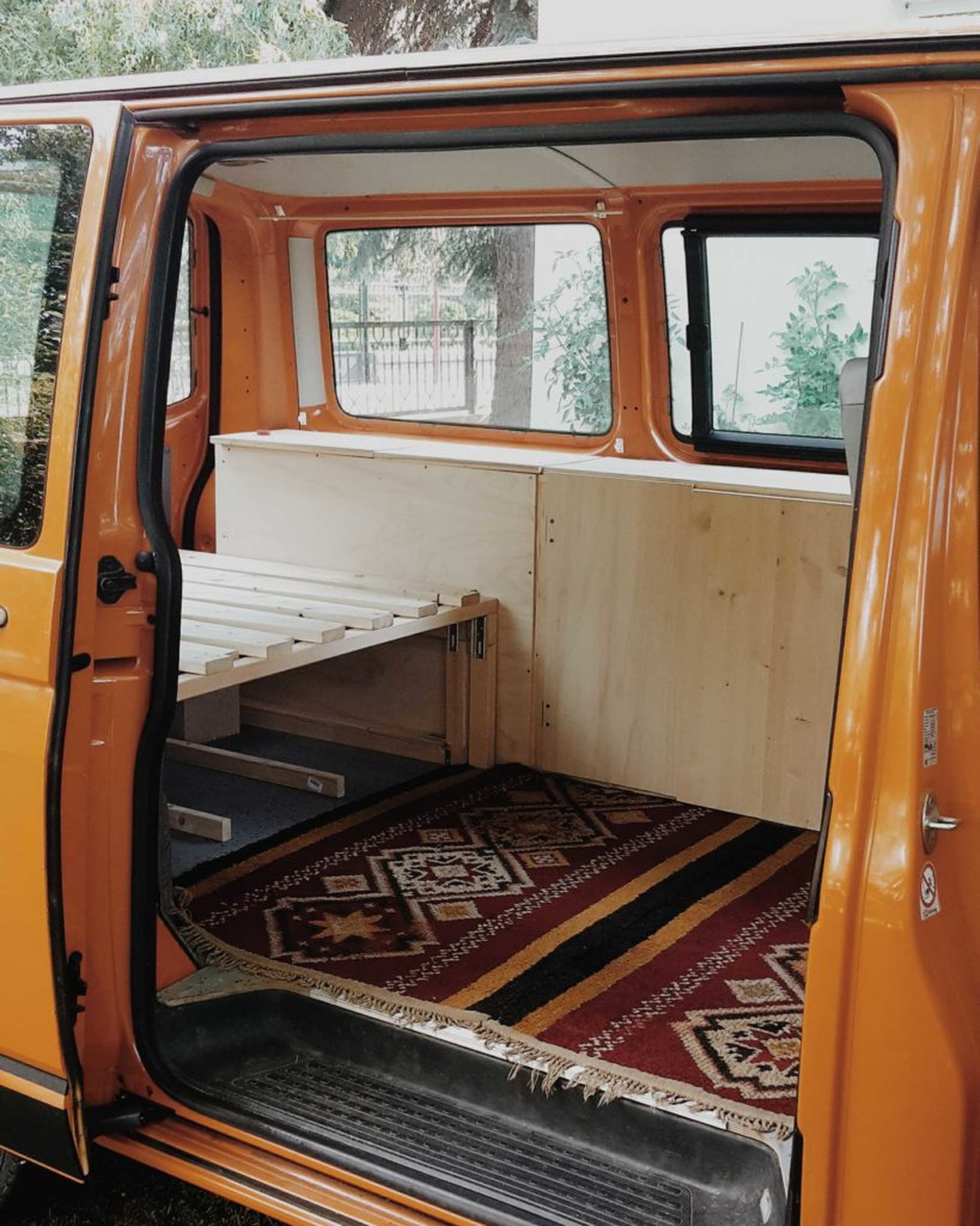 VW T5 ausbauen - Van Ausbau mit Holz