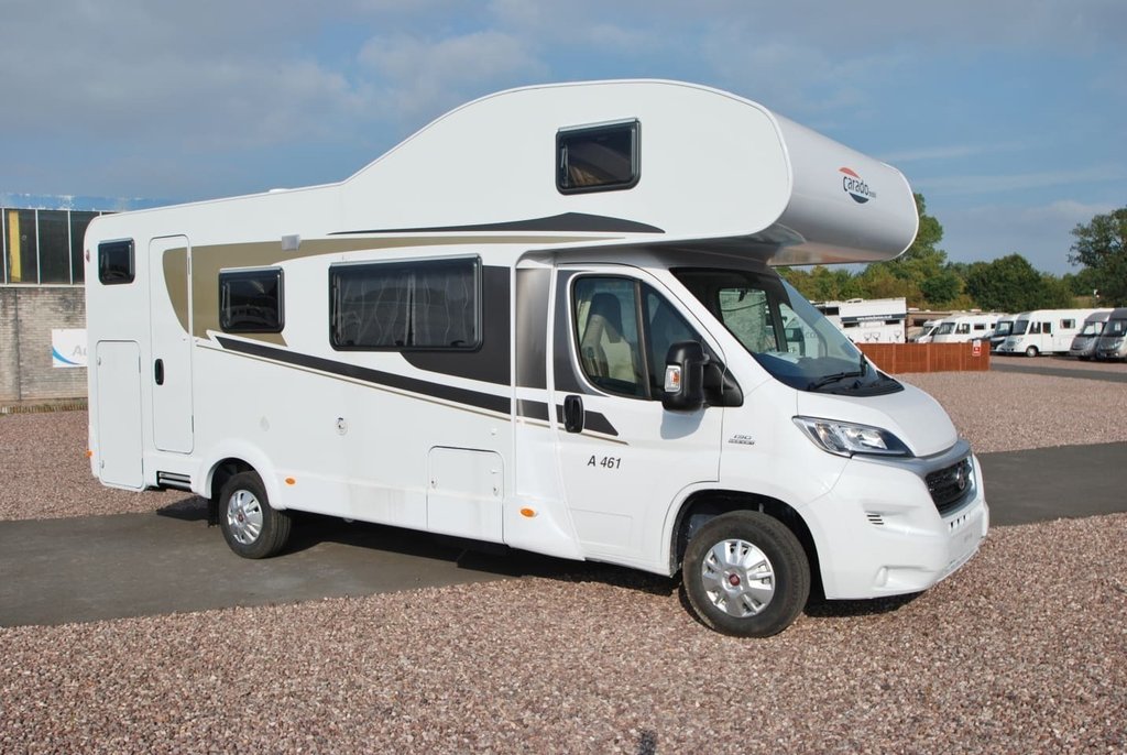 Cornelia & ihr "Burschn-Bus" auf Reisen:  Camping-Abenteuer & Urlaubsfeeling!