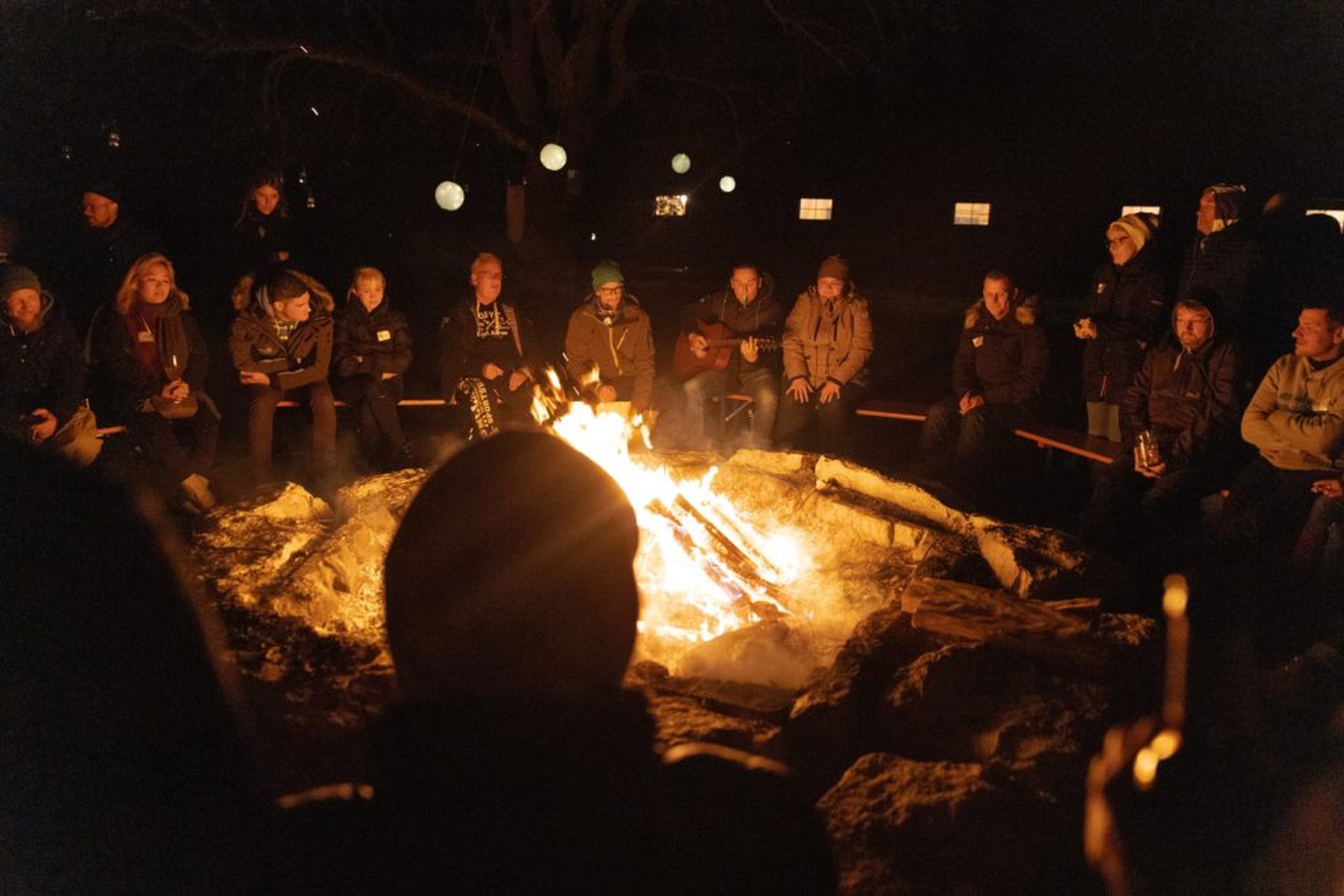 Menschen am Lagerfeuer