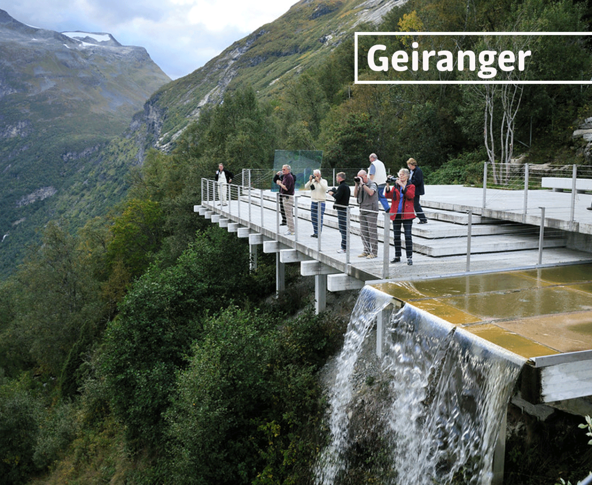 Besucher auf einer Plattform machen Fotos und beobachten den Fjord