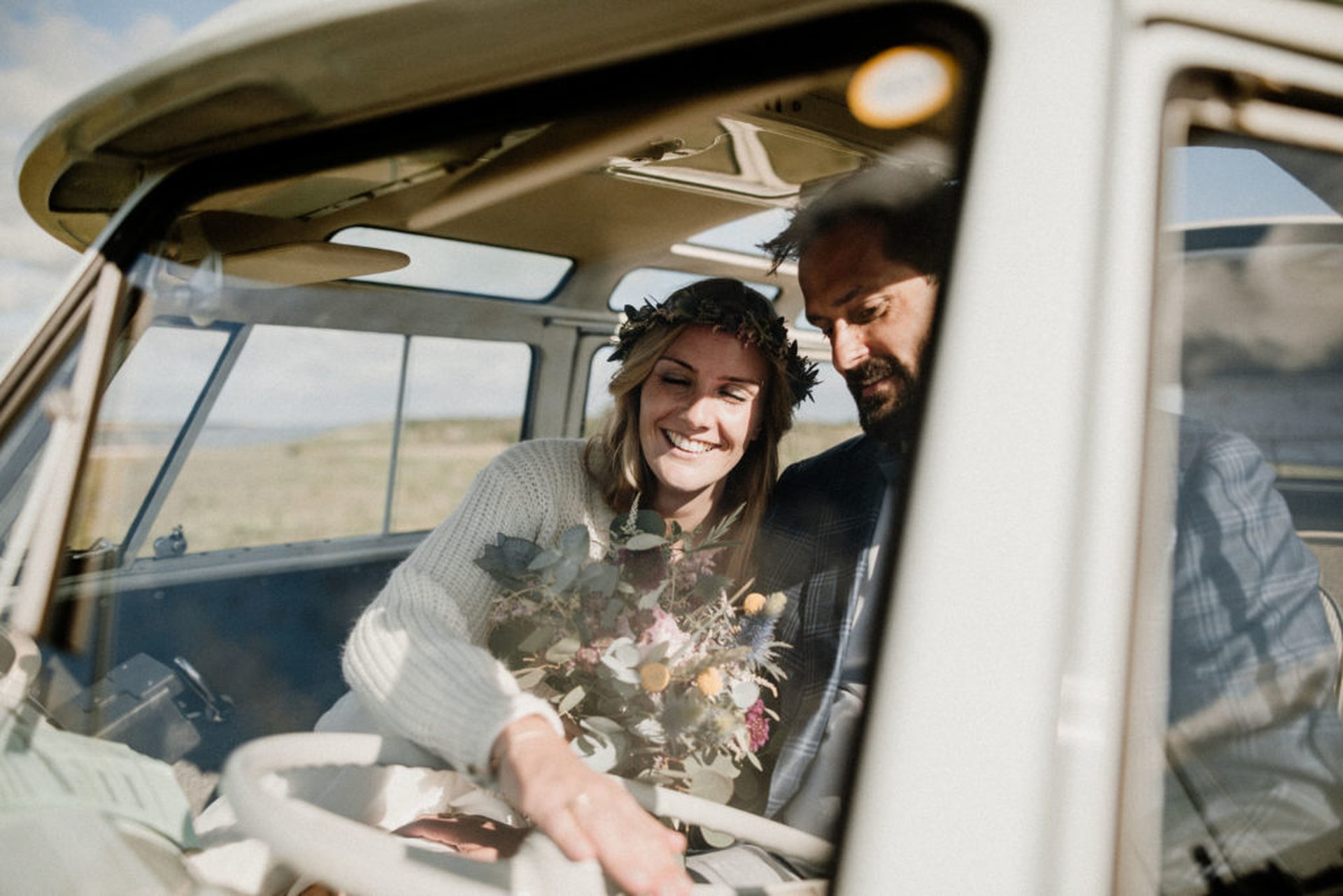 Bulli Hochzeit Paar im VW Bus
