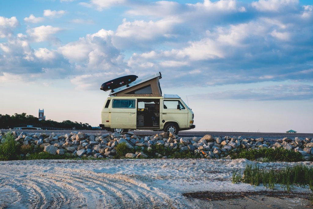 Sonniger Strandurlaub in Dänemark: Wohnwagen am Meer, Campingplatzidylle.