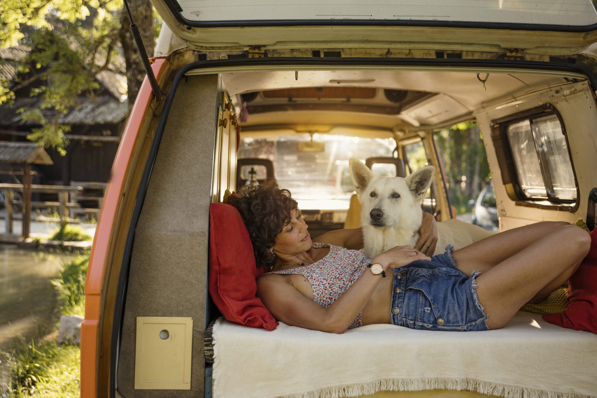 Wohnwagen auf einem sonnigen Stellplatz im Schwarzwald. Perfekt für Deinen entspannten Campingurlaub mit Hund.
