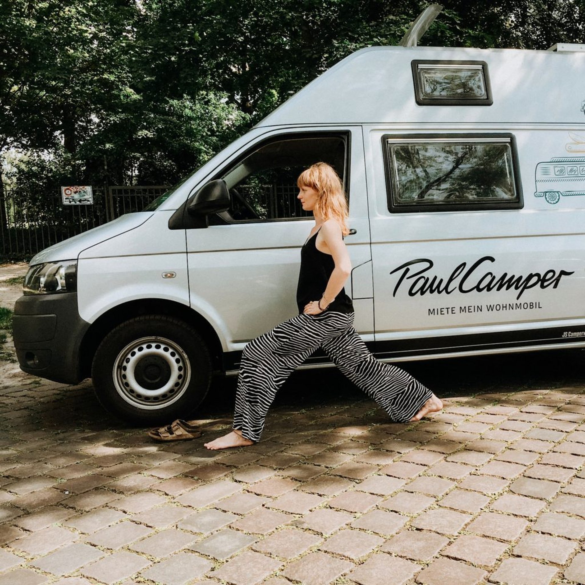 Yoga Krieger I Position - Miete einen Camper bei PaulCamper