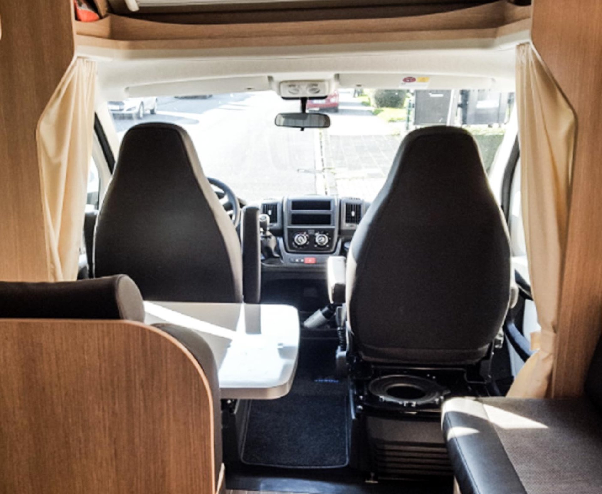 Wohnmobil Innenraum mit zwei Fahrersitzen, Wohnmobil vermieten bei PaulCamper