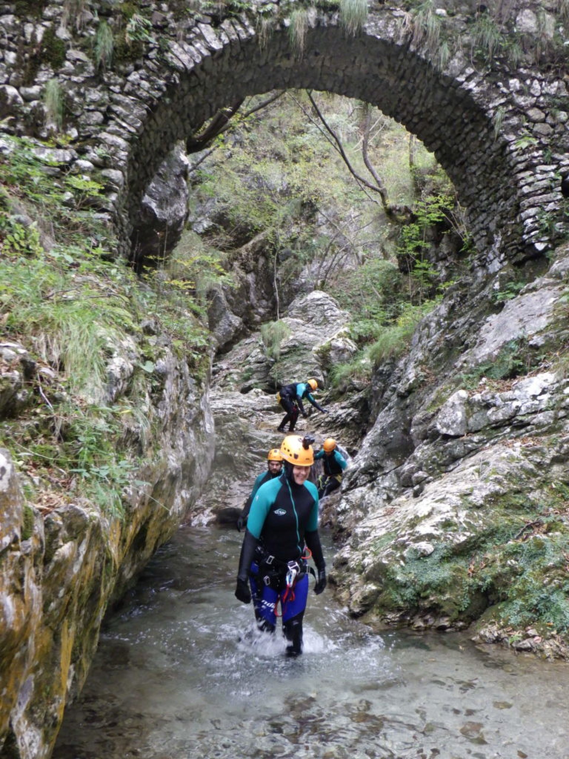 Canyoning in Slowenien unter der Brücke durchwandern