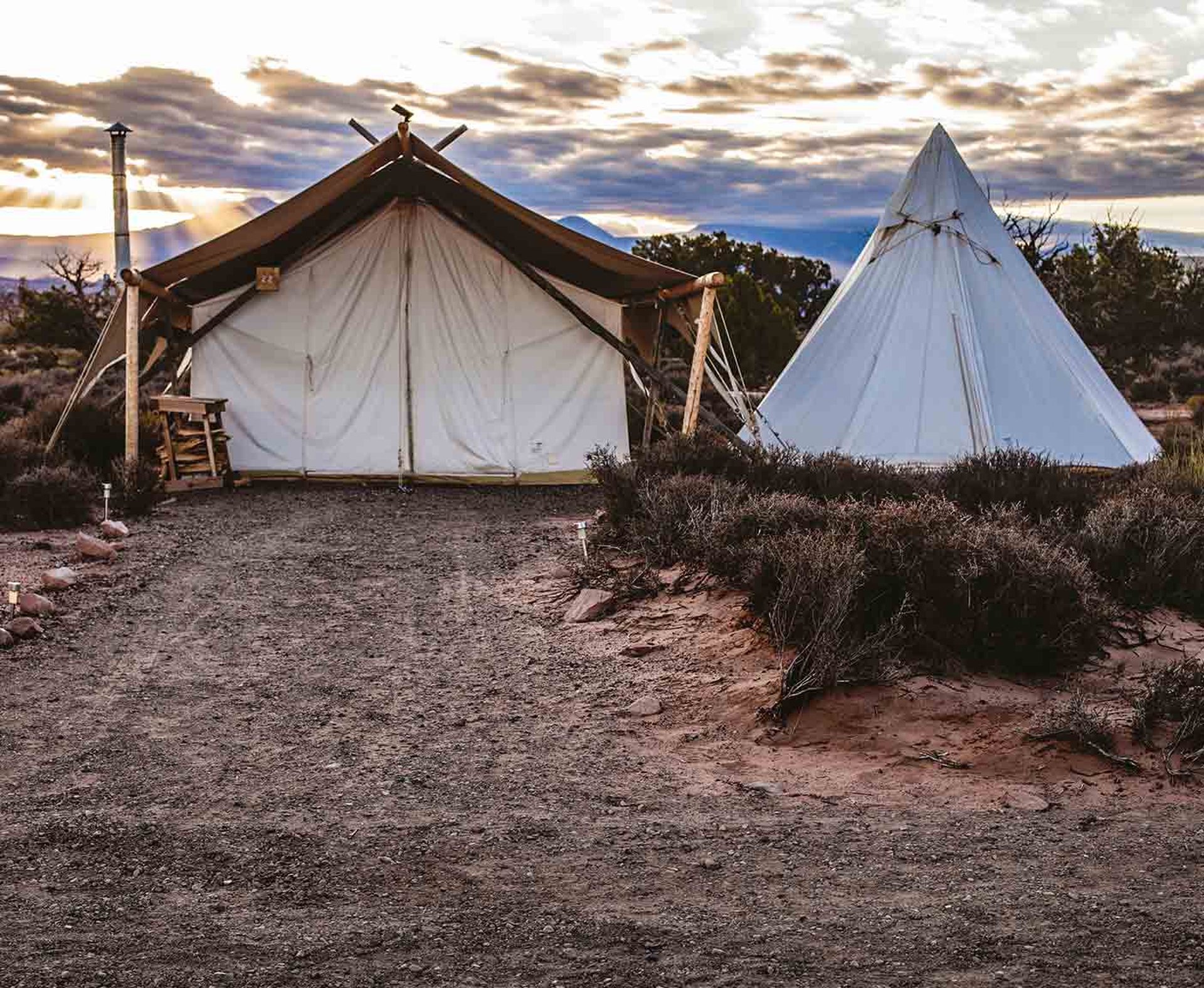 Tipi und zelt in der wüste glamping in europa mit paulcamper