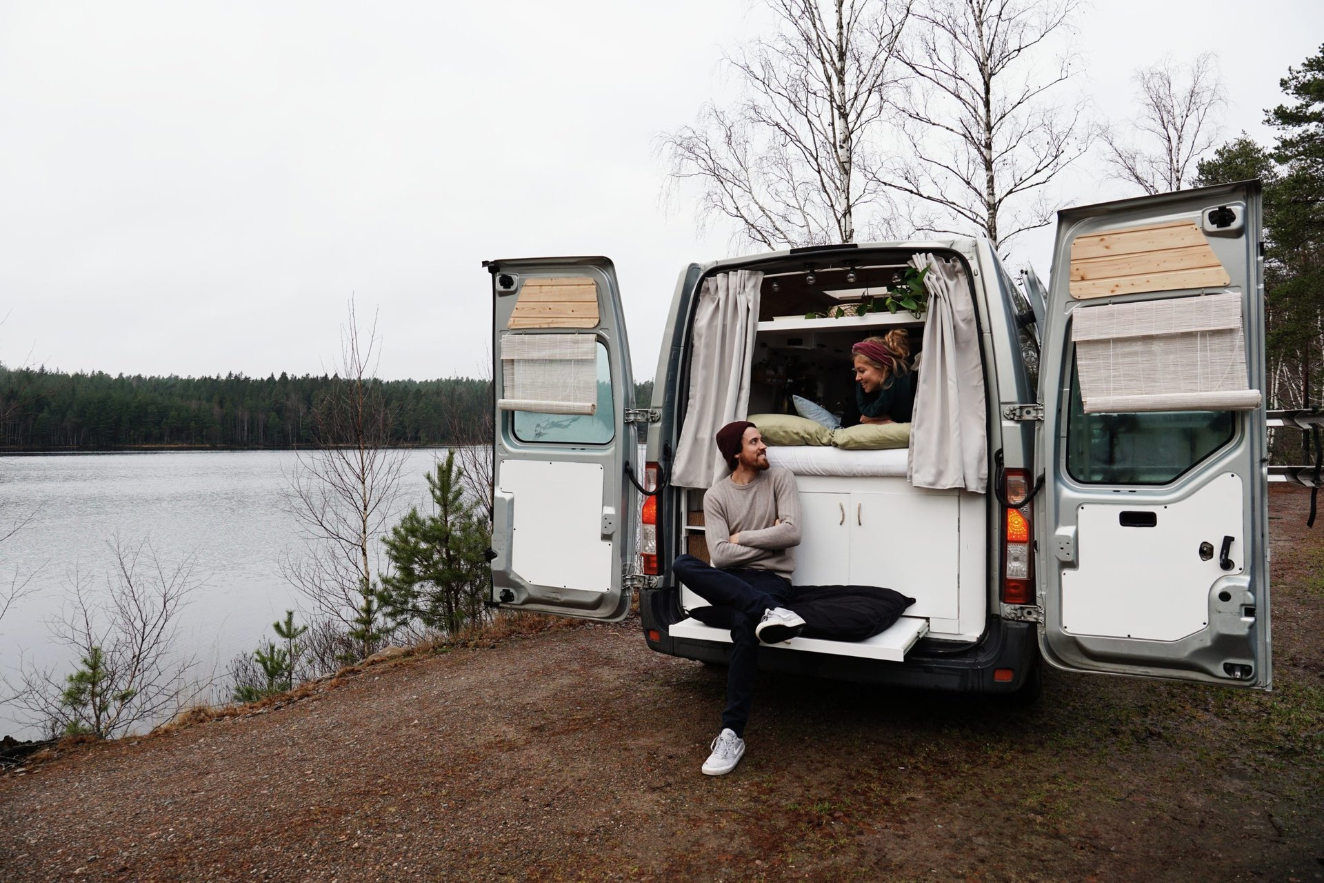 Camper header: Elisa & Martijn wonen fulltime in hun zelfgebouwde camper in Nederland