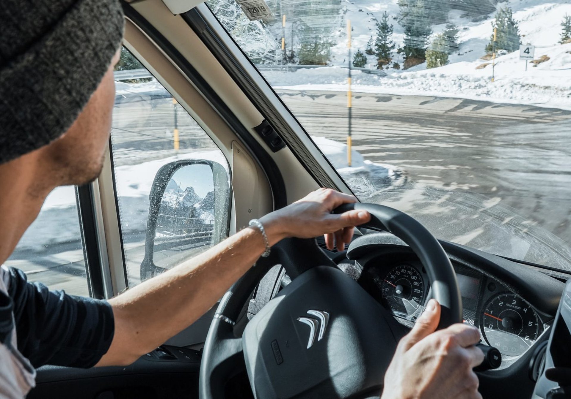 Wintercamping: Verschneiter Stellplatz mit Wohnwagen für Deine Winterreise.