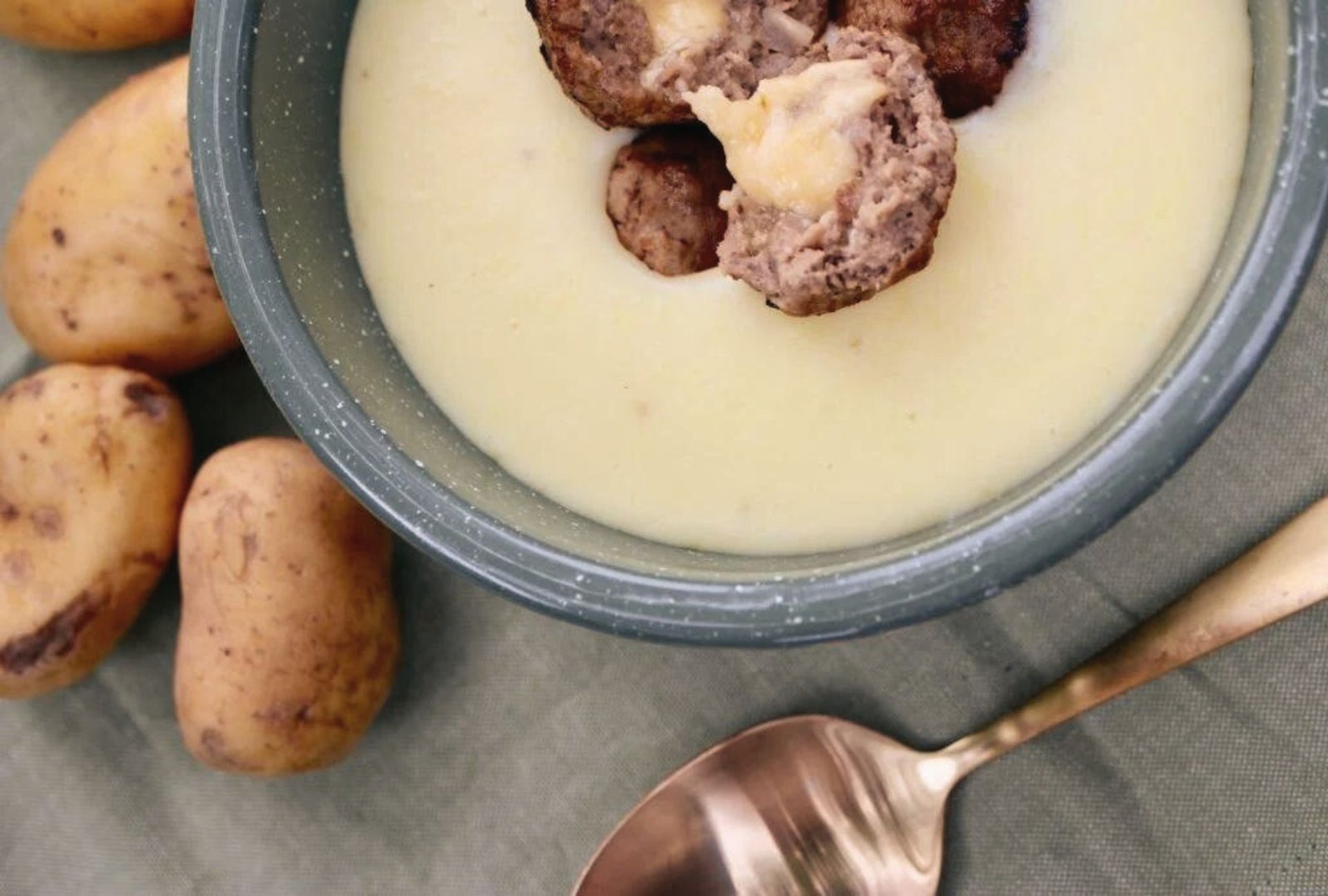 Kartoffel-Weißweinsüppchen mit Gouda-gefüllten Fleischbällchen