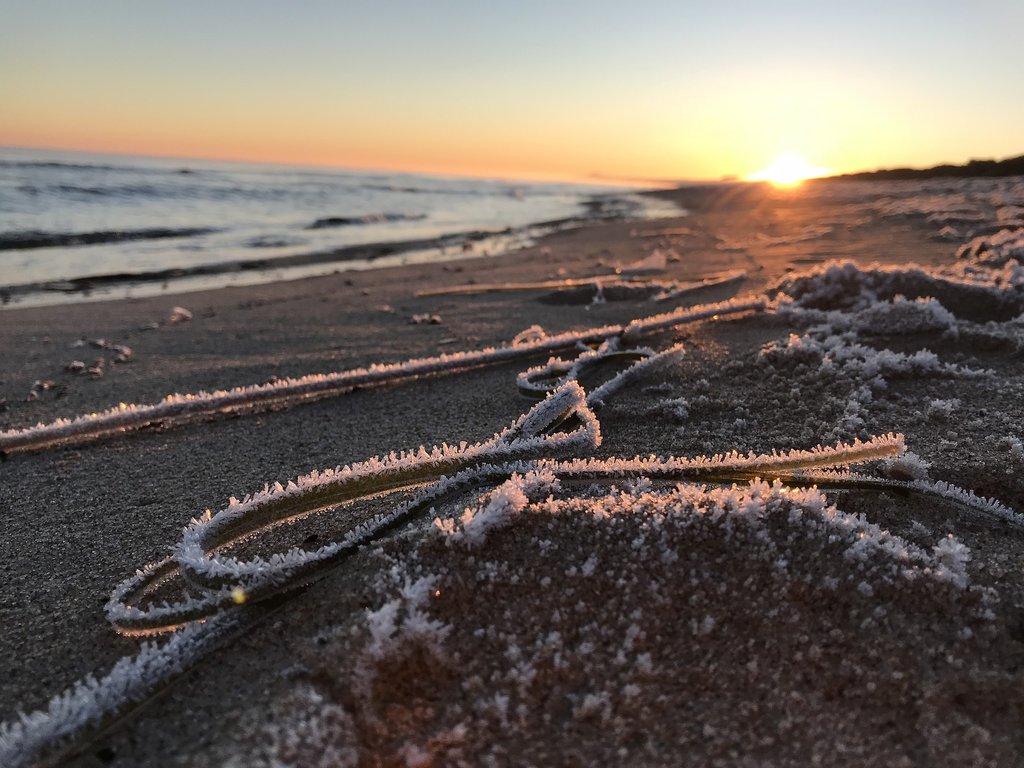 Verschneiter Campingplatz an der Ostsee mit Wohnwagen für Deine Wintercamping-Reise.