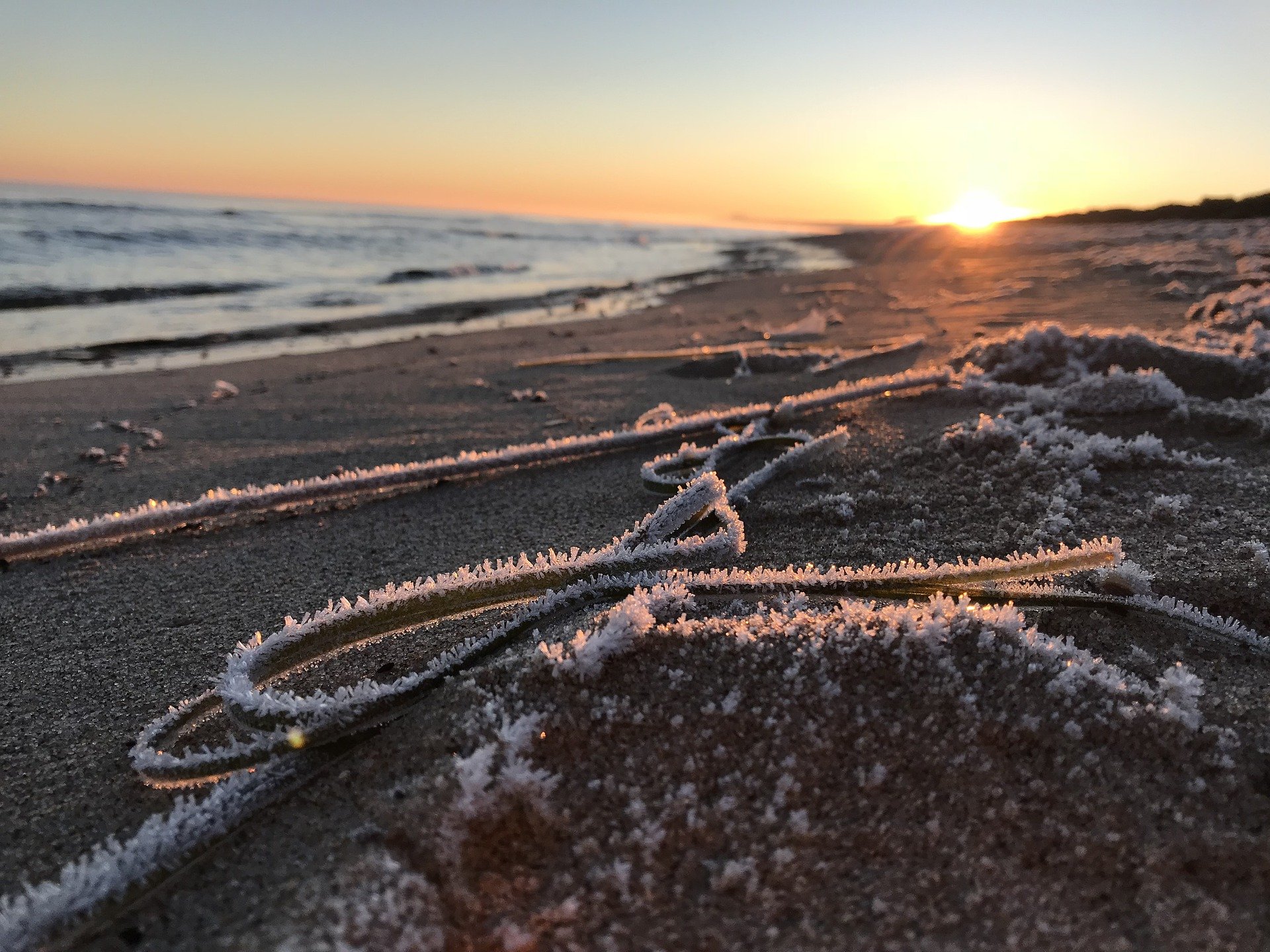 Verschneiter Campingplatz an der Ostsee mit Wohnwagen für Deine Wintercamping-Reise.