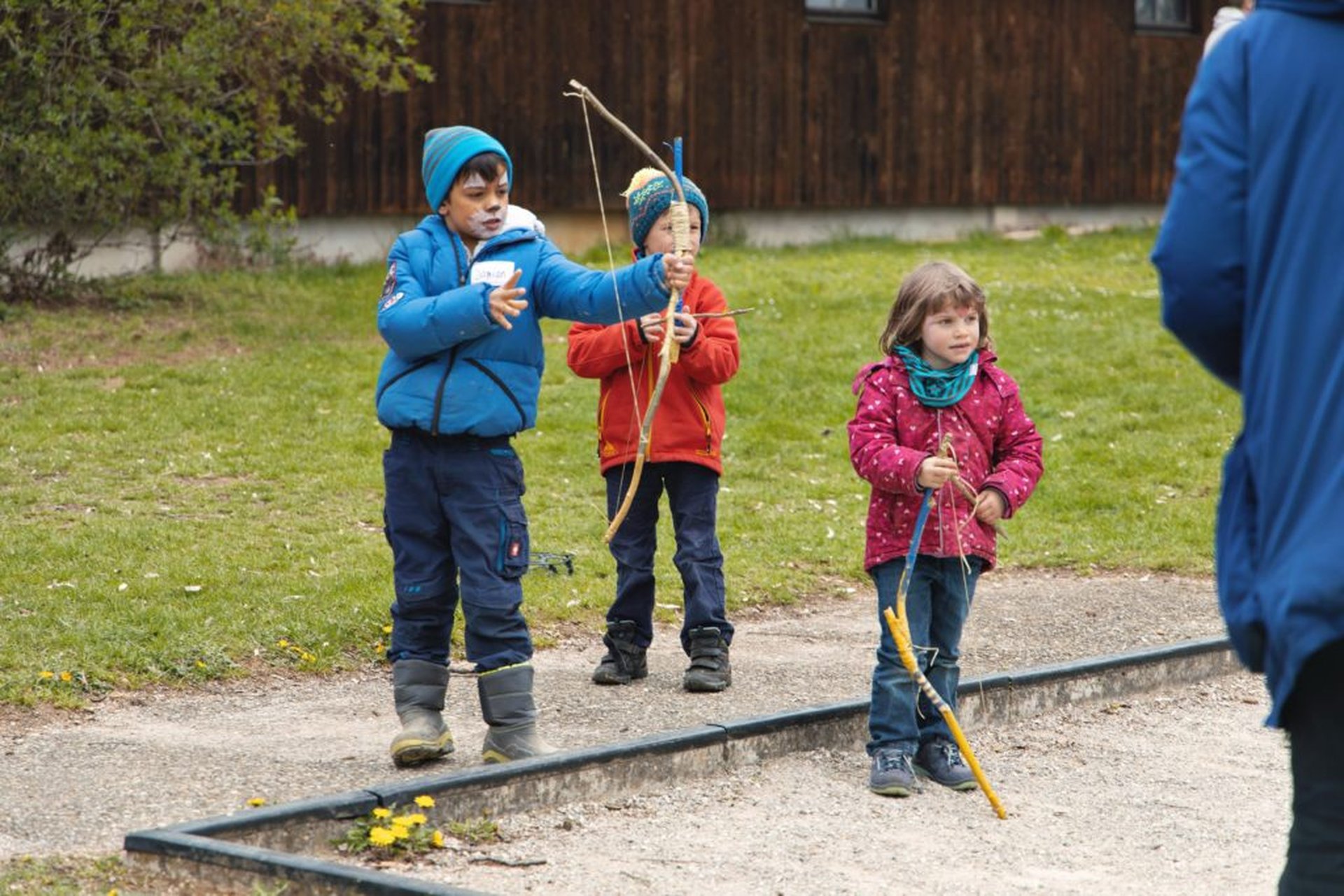 Kinder mit selbstgebastelten Bogen