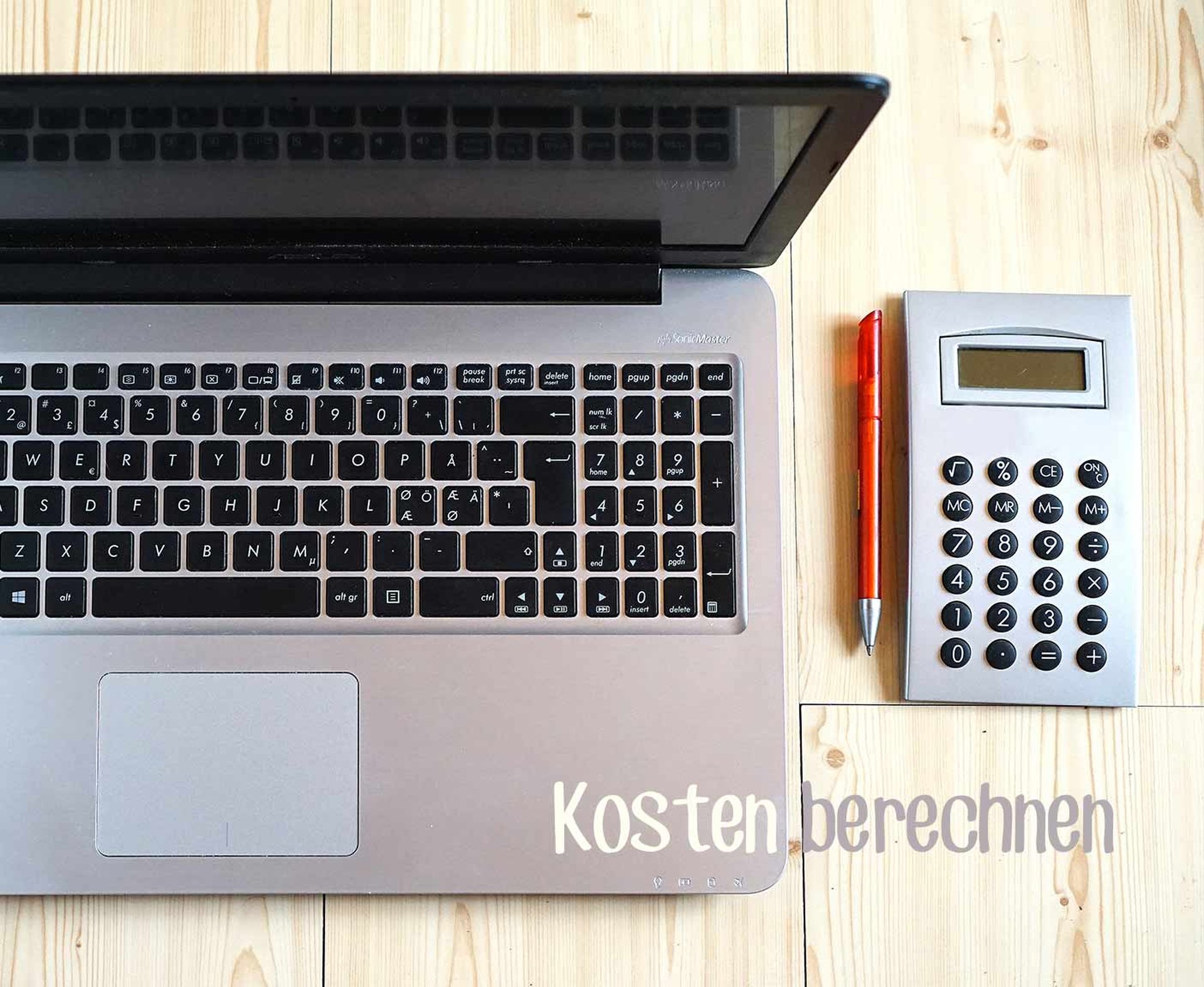 taschenrechner, stift und laptop auf dem tisch digitale nomaden paulcamper