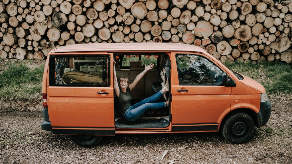 Ausgebauter VW T5 auf einem malerischen Stellplatz – Bereit für Dein nächstes Camping-Abenteuer und Deine Reise!