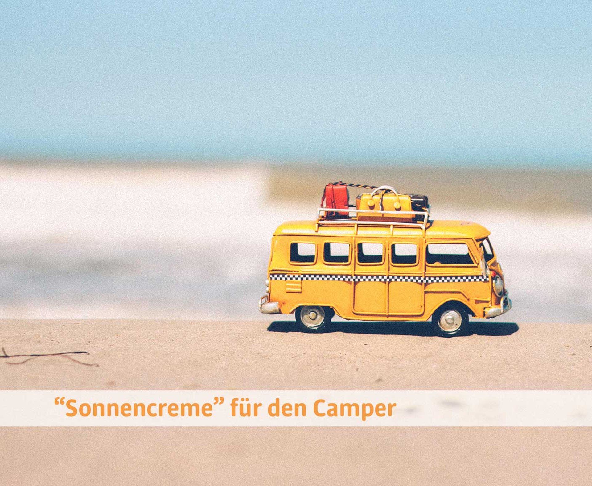 Miniaturwohnmobil in gelb am Strand