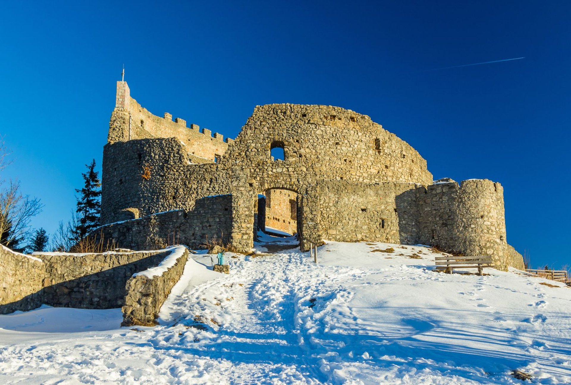 Burg Eisenberg im Winter Schnee Burgruine Bayern