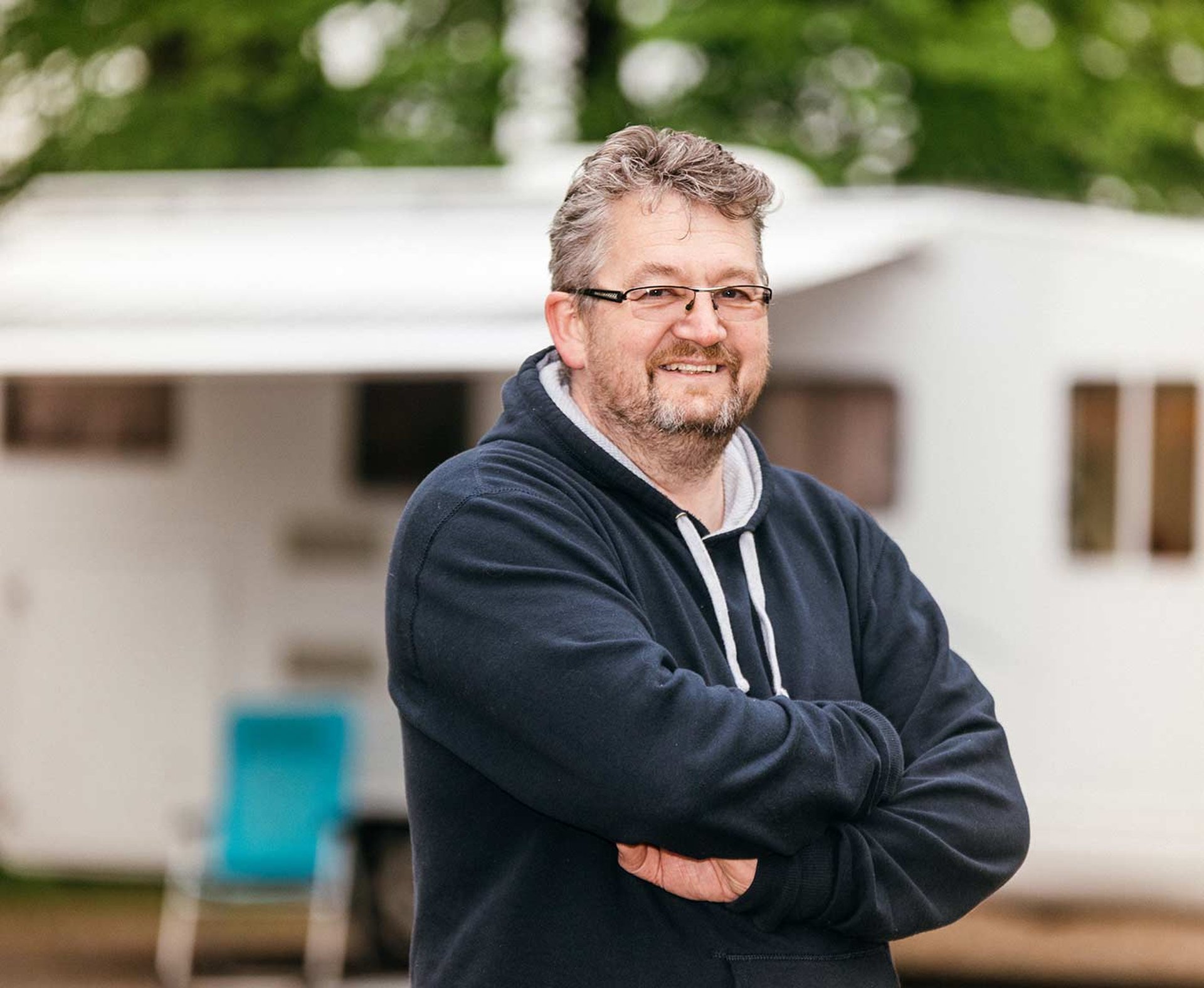 Mann steht vor seinem Wohnmobil, Portrait, Vermieter werden bei PaulCamper