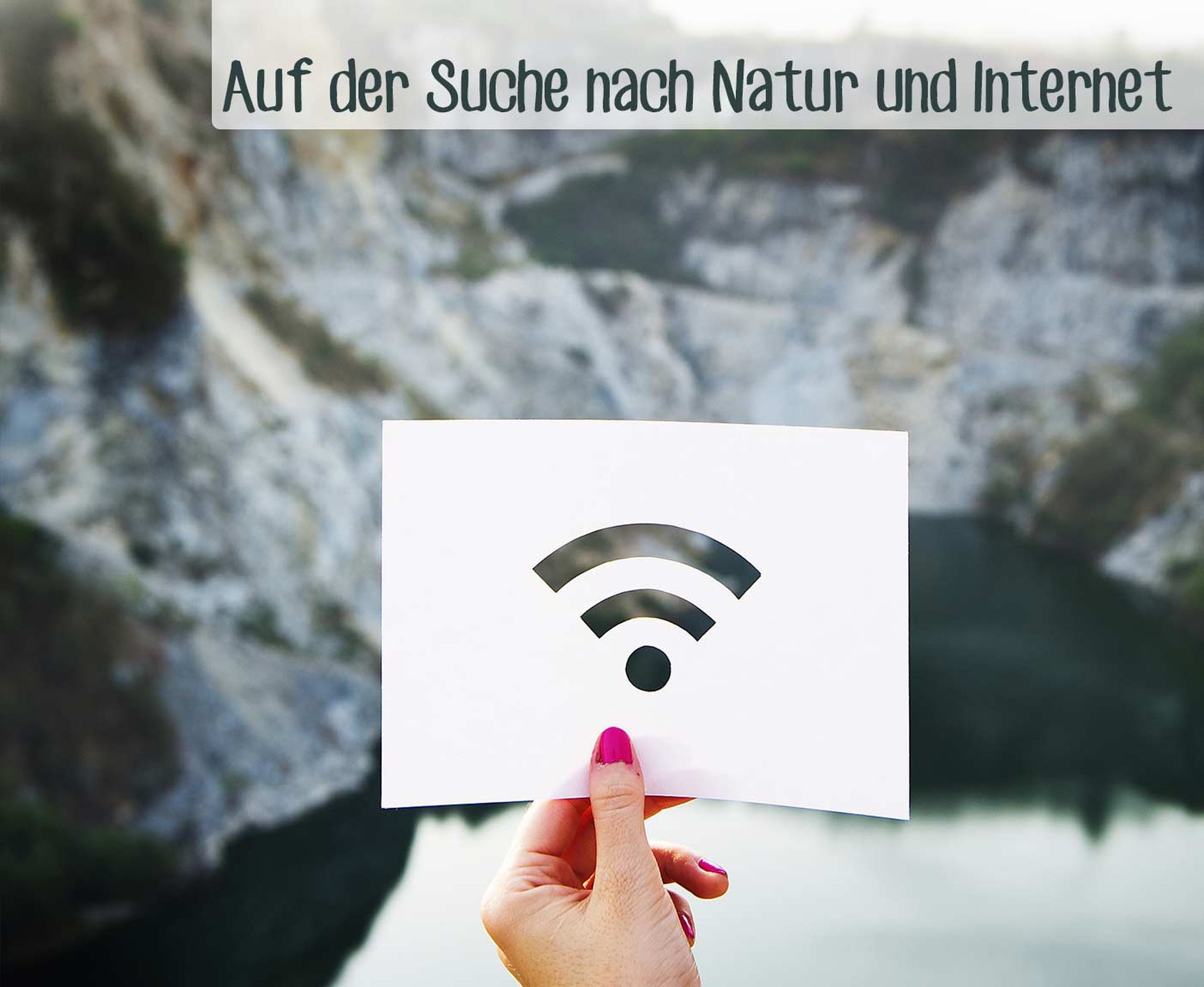 wlan symbol auf einem papier, berge und wasser im Hintergrund digitale nomaden paulcamper