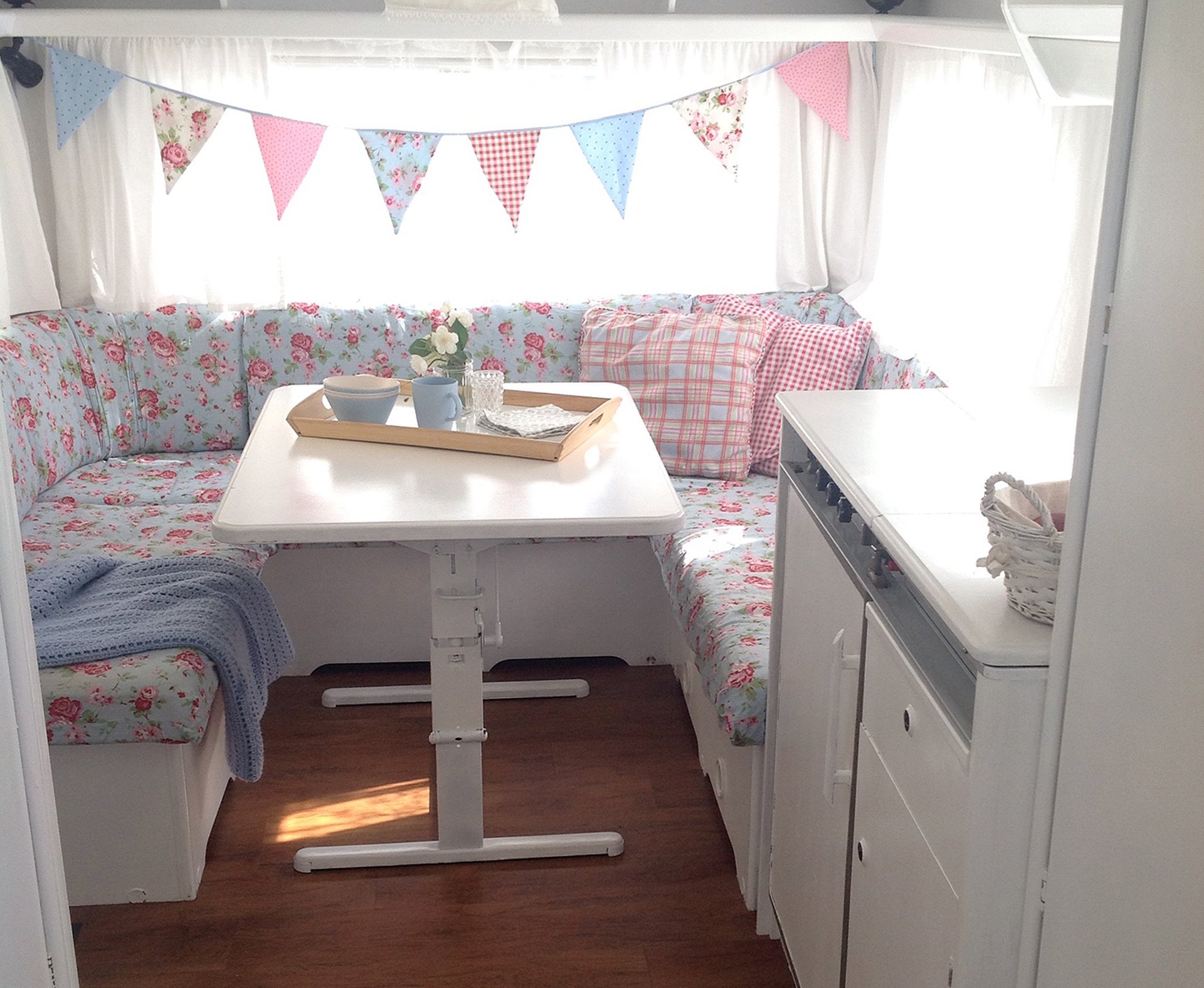 Camping Header: Du willst deinen Wohnwagen innen verschönern - Do it yourself