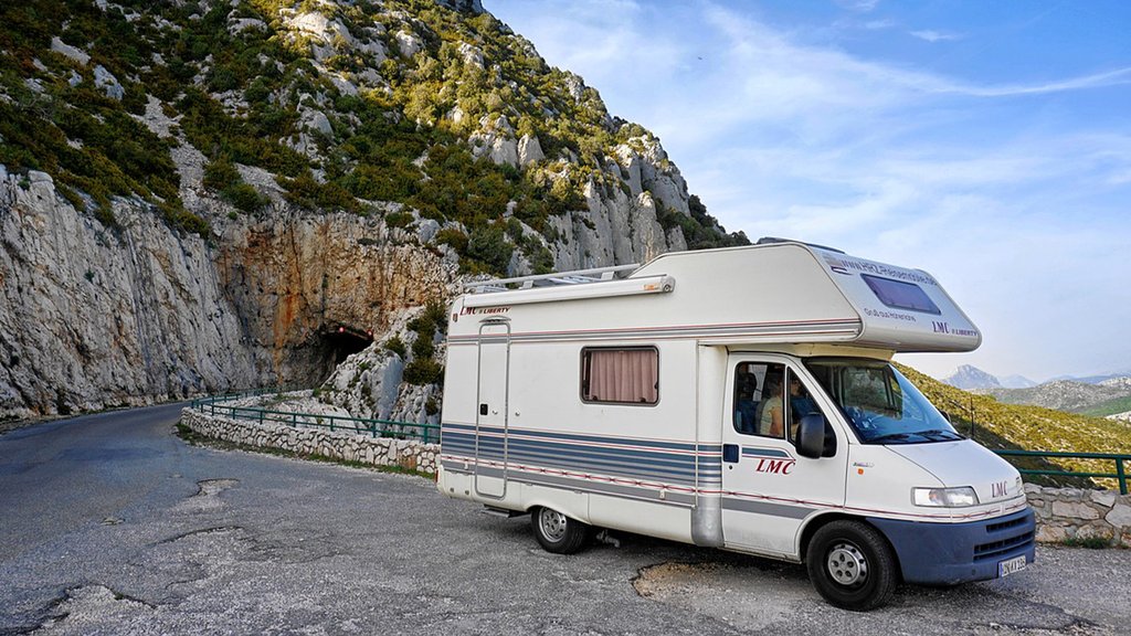 Camper header: Tweedehands campers en caravans kopen of huren