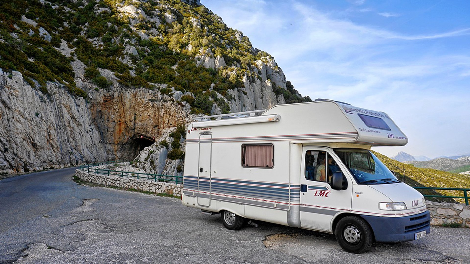 Camper header: Tweedehands campers en caravans kopen of huren