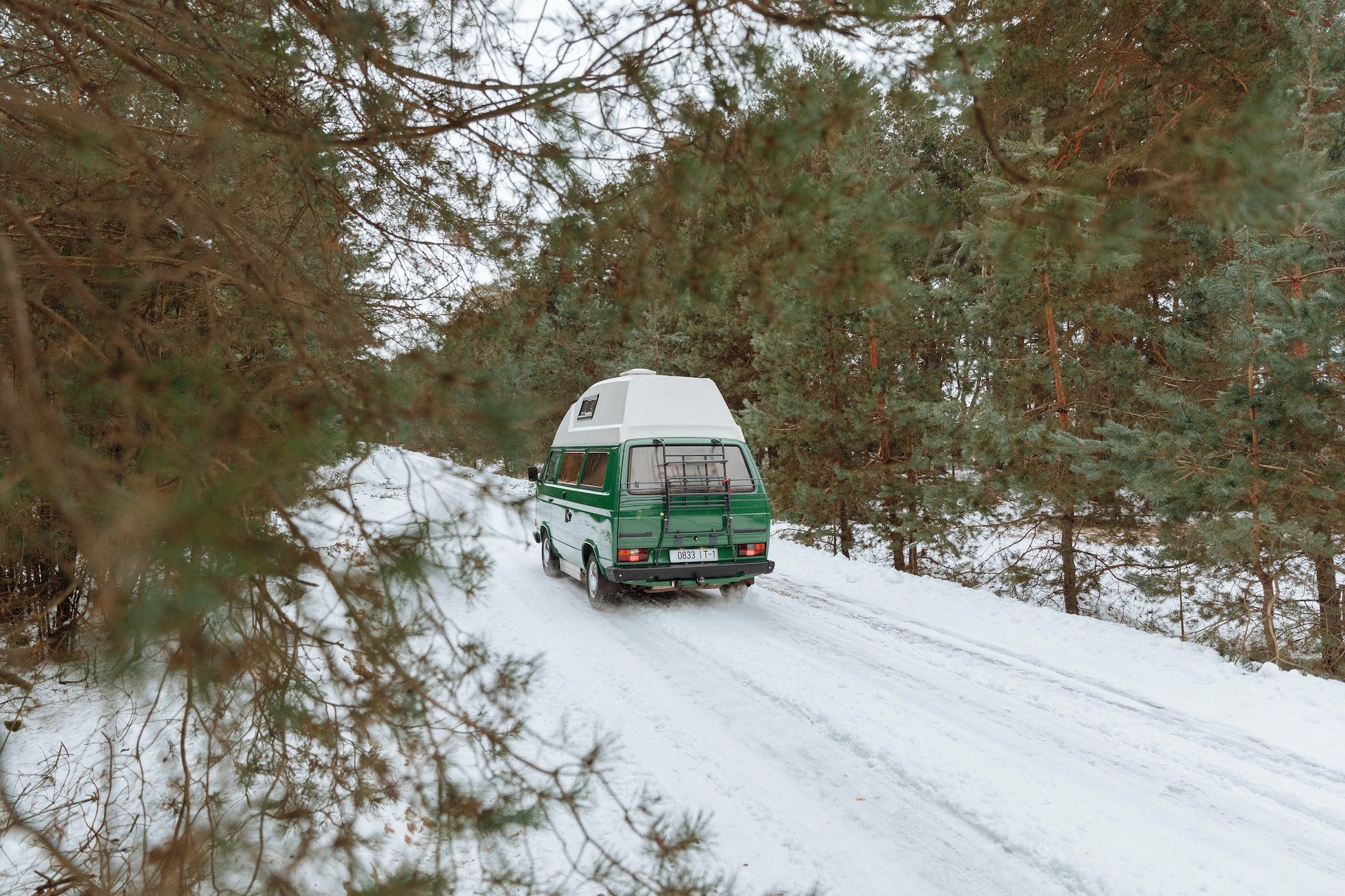 Camper verschneite Straße Wald