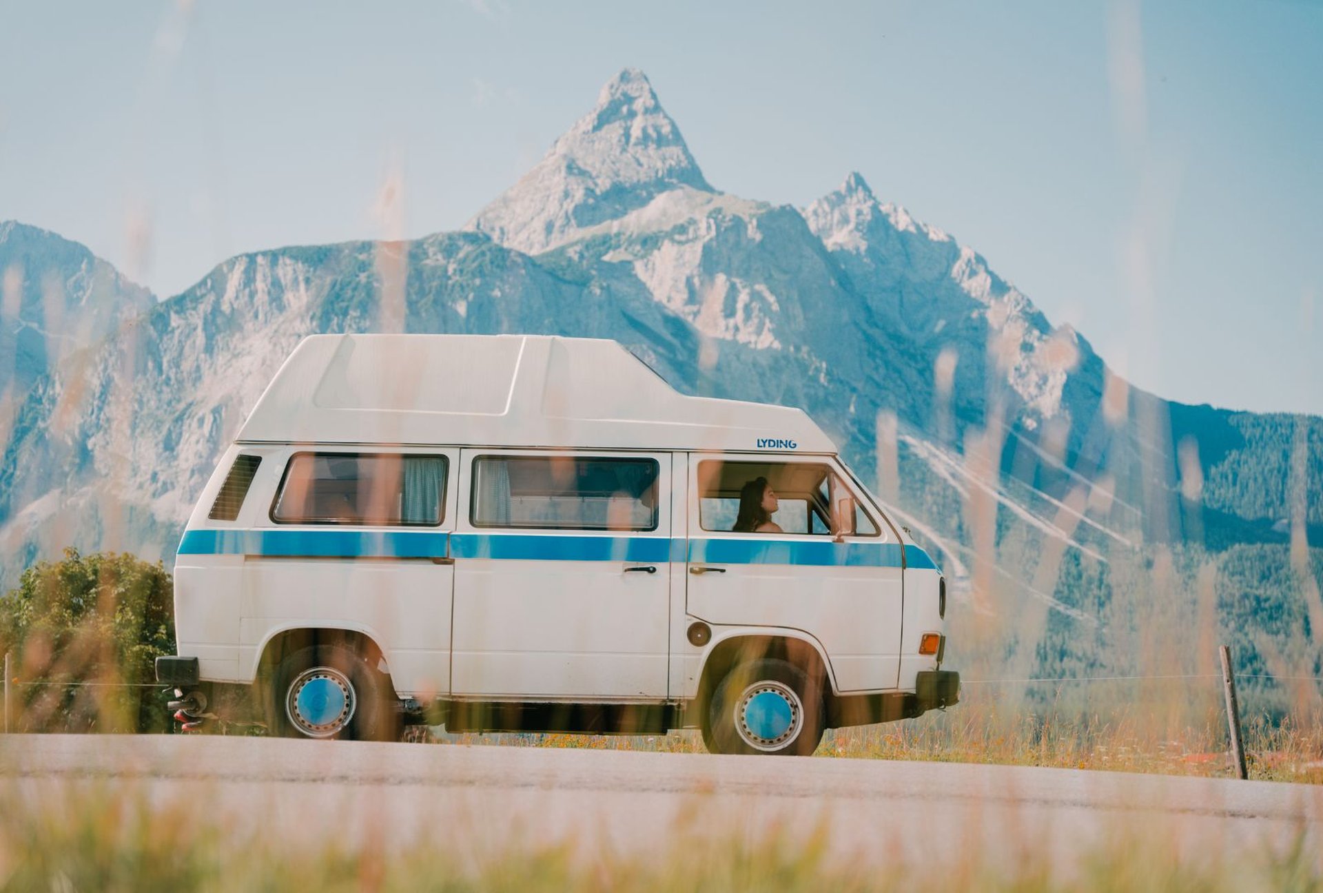 Wohnmobil auf malerischem Stellplatz: Dein Abenteuer beginnt!