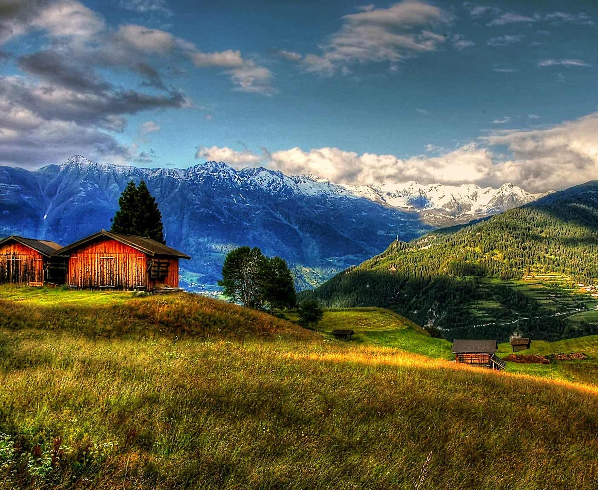 Campingurlaub in Österreich: Wohnmobil am See, entspannte Erholung.
