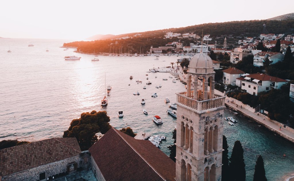 Warm bleiben beim Herbst-Camping?  Dein Wohnwagen am idyllischen See.  Tipps & Reiseziele erwarten dich!