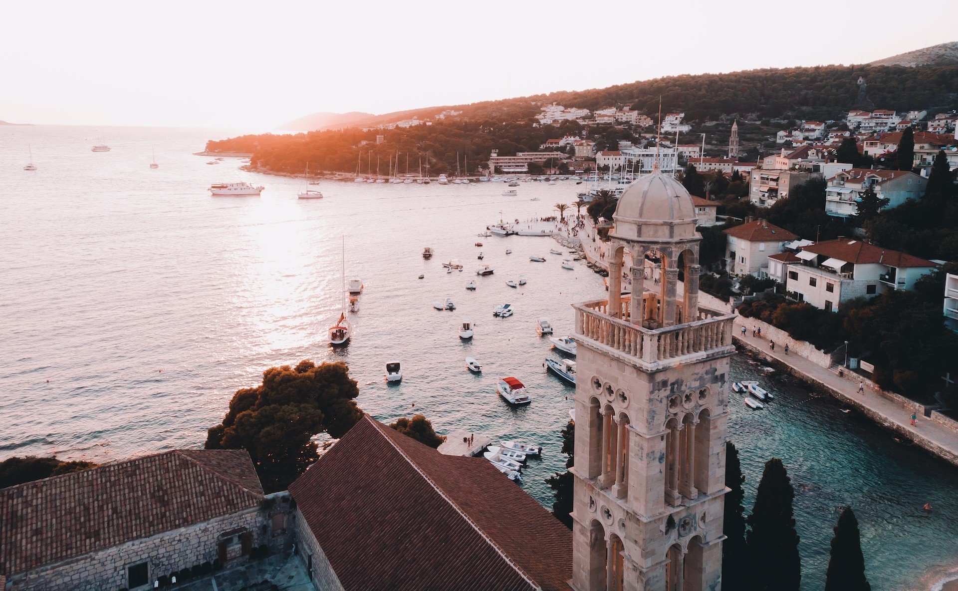 Warm bleiben beim Herbst-Camping?  Dein Wohnwagen am idyllischen See.  Tipps & Reiseziele erwarten dich!