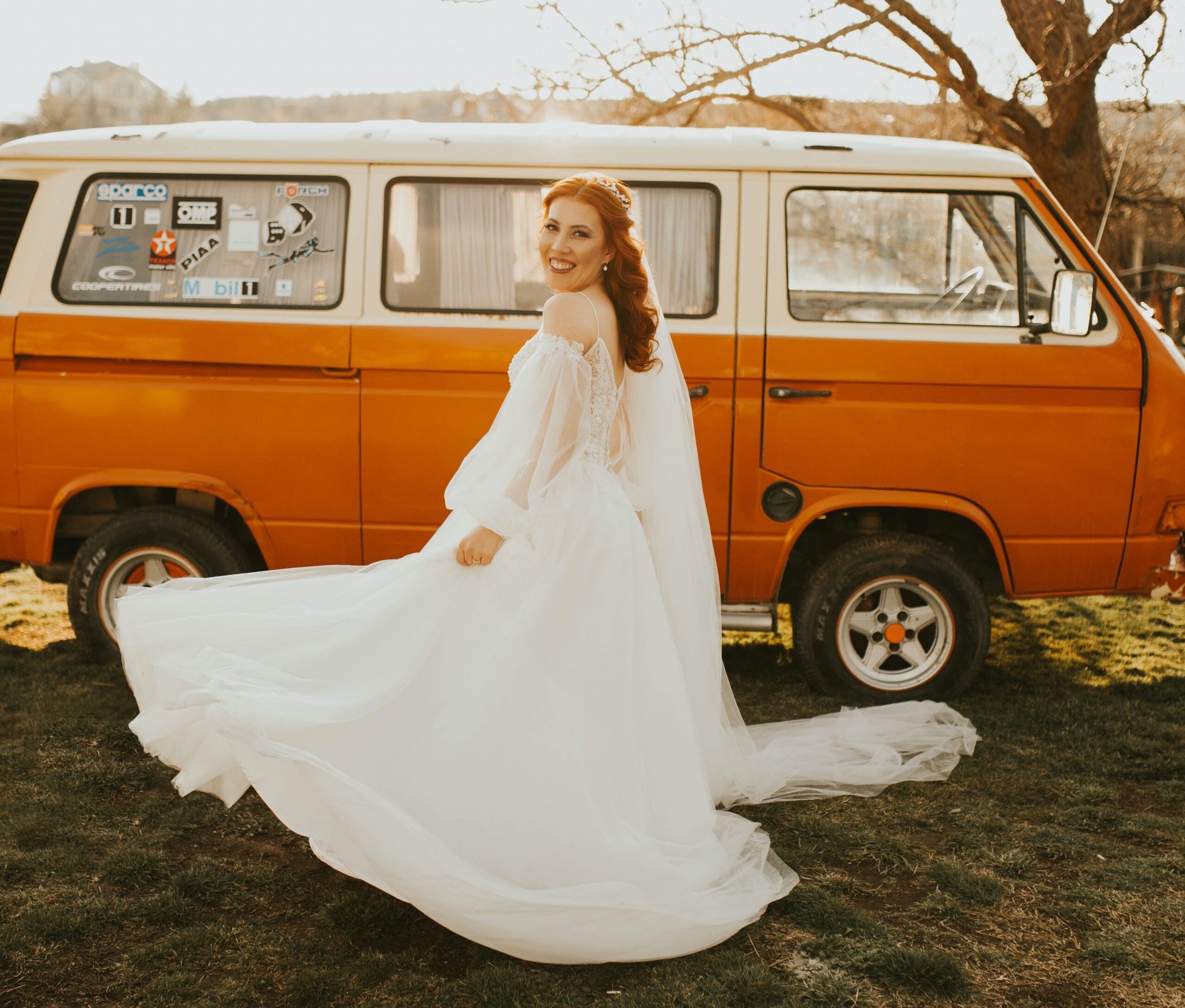 Wohnwagen auf einem idyllischen Campingplatz – Dein Ausgangspunkt für unvergessliche Hochzeitsreise-Abenteuer!