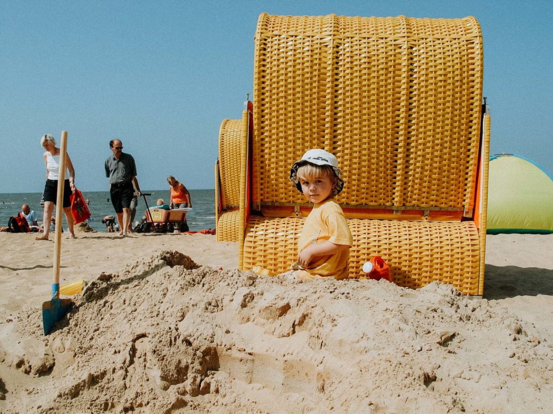 Familienurlaub Deutschland Kind am Strand