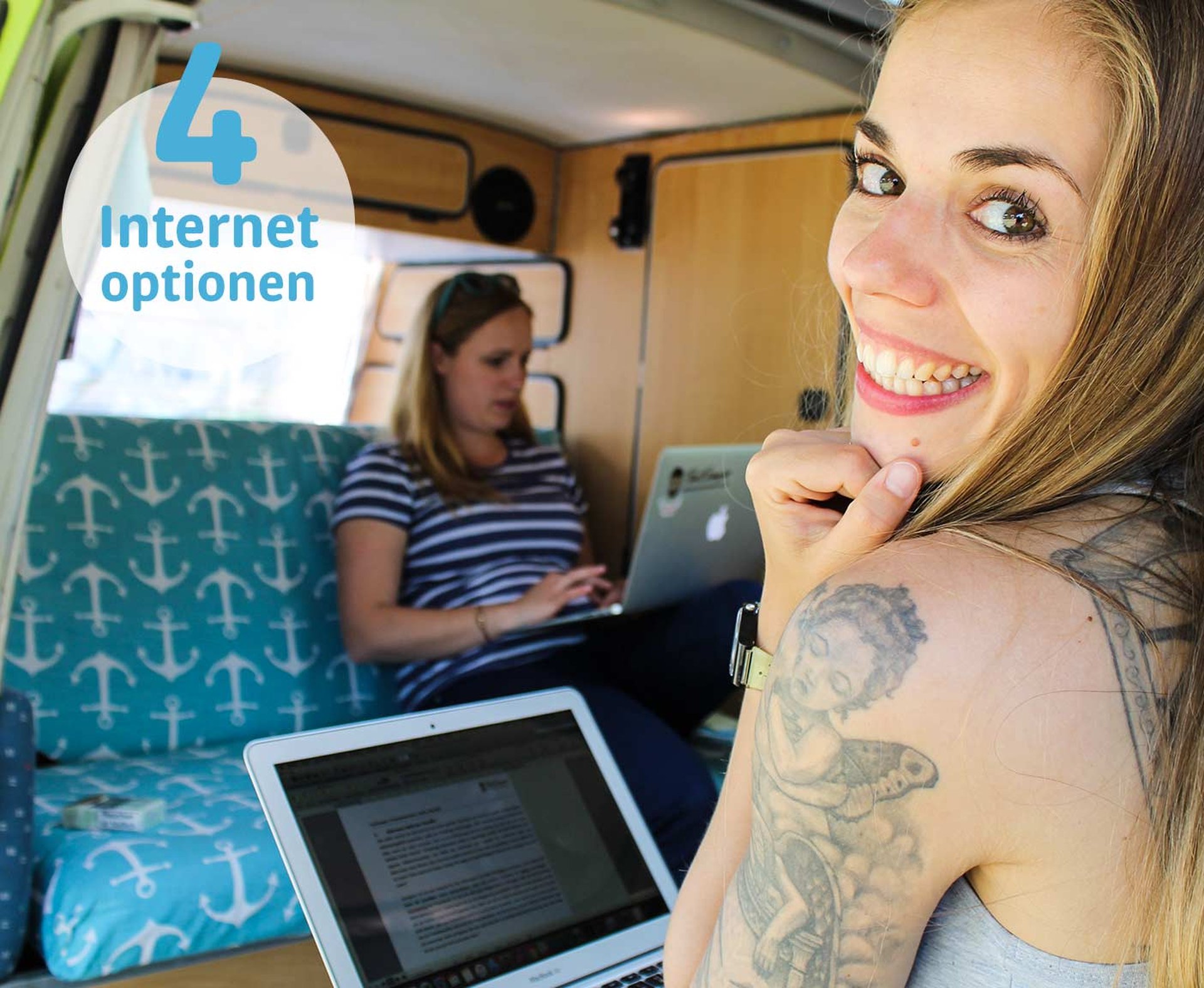 Internet im Wohnmobil, Zwei Frauen arbeiten im Wohnmobil am Laptop, WLAN, Satellit, Router, Roaming, PaulCamper