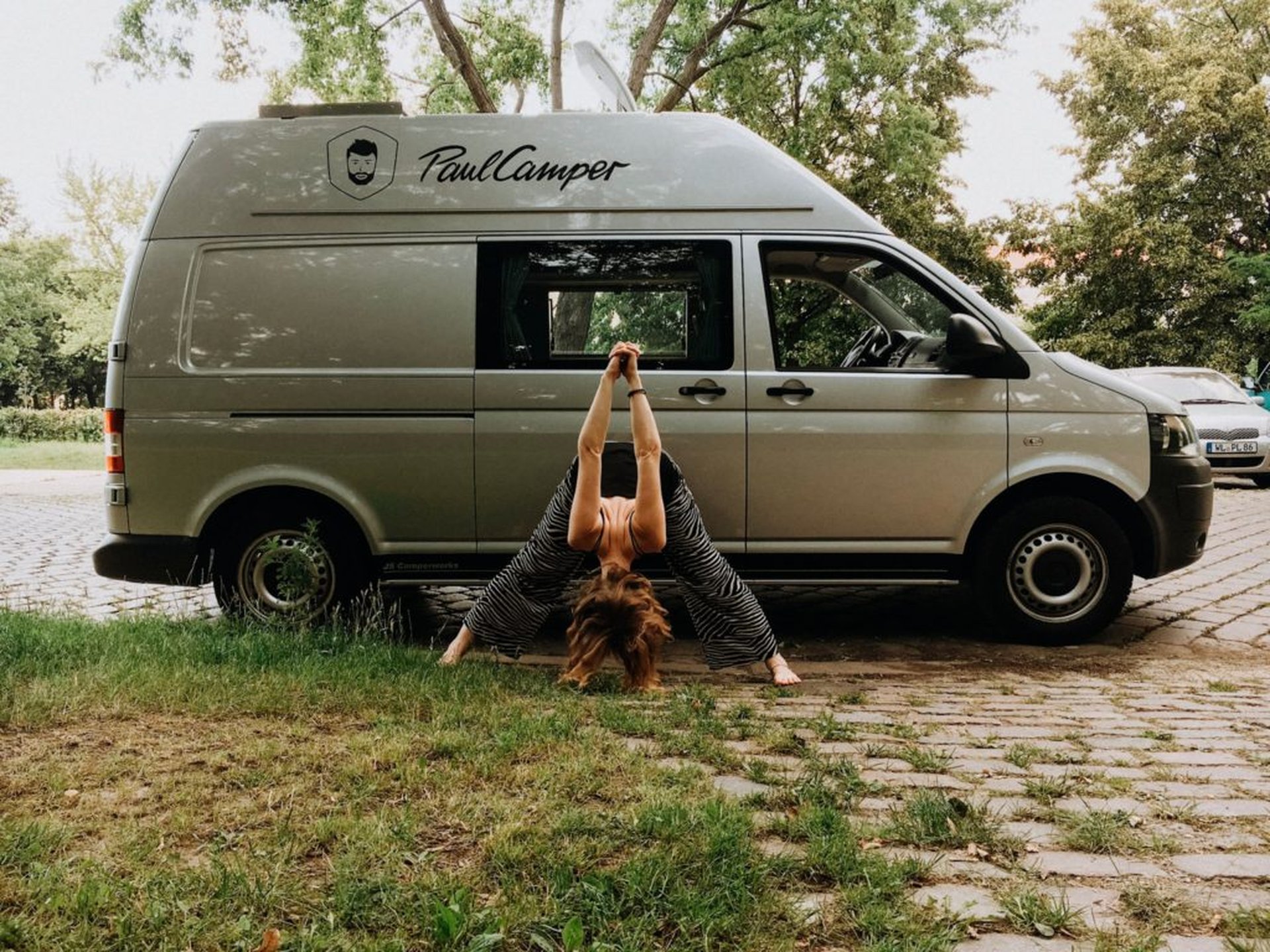 9. Gestrekte vooroverbuiging (Prasarita Padottanasana) - LRM EXPORT 1024x768