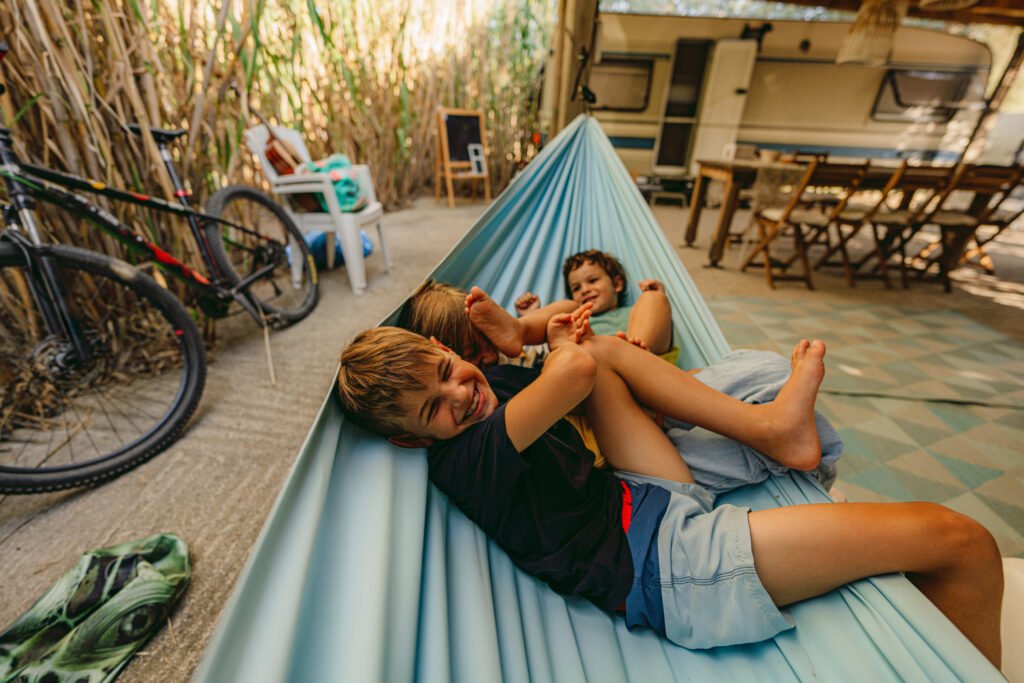Dein Camping-Abenteuer wartet! Wohnmobile, Zelte & glückliche Camper auf dem schönsten Stellplatz.