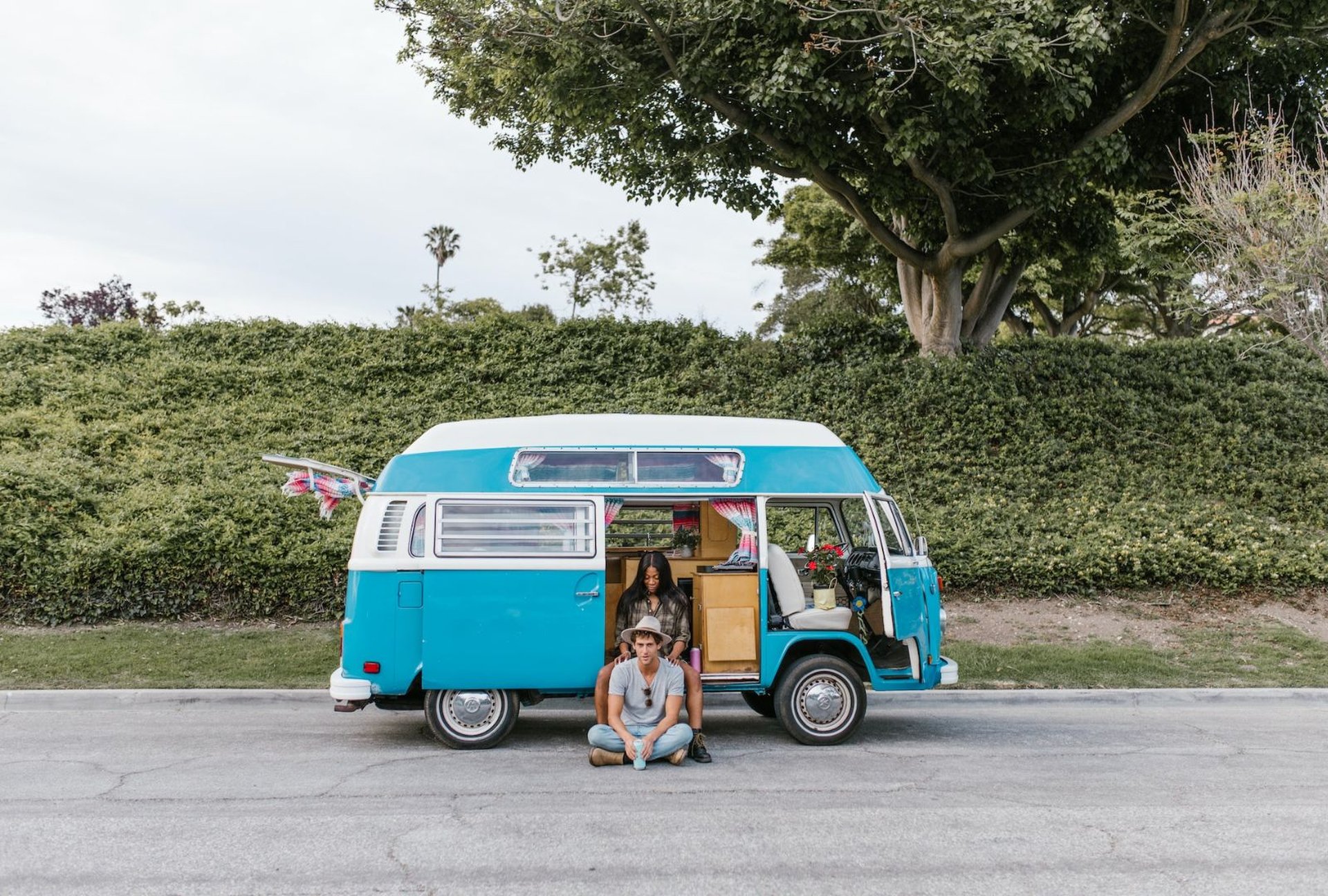 Paar Retro Camper Bulli Campingurlaub