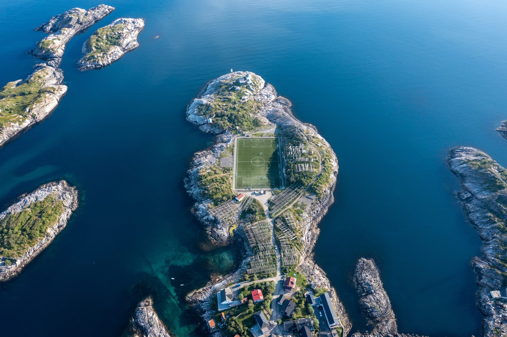 Fußballfeld auf einer Halbinsel der Lofoten