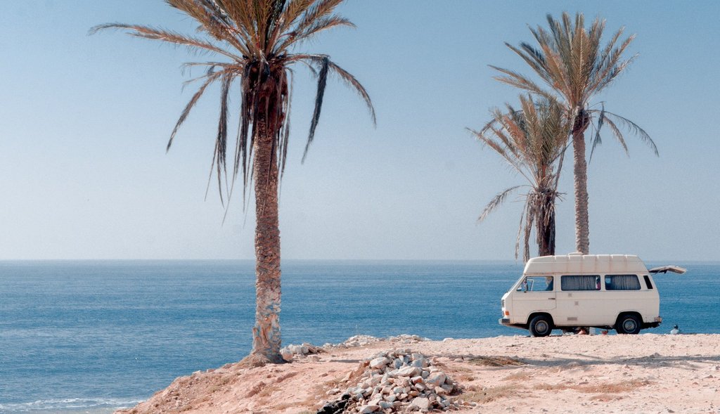 Dein Homeoffice unter Palmen? Laptop am Strand beim Workation-Trip. Abenteuer pur!