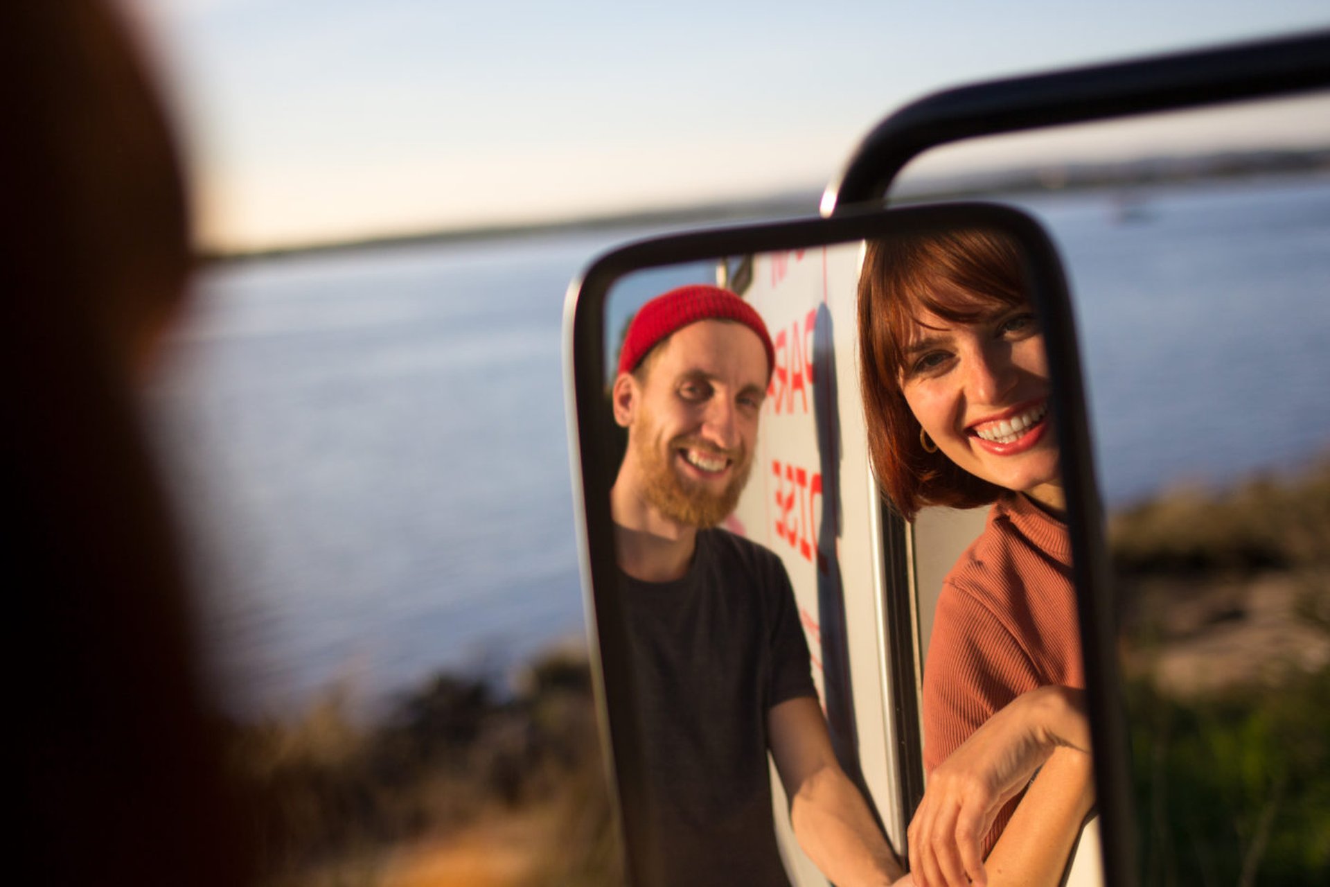 Thea & Moritz mit ihrem gelben Recycling-Mobil auf Reise durch die Welt.