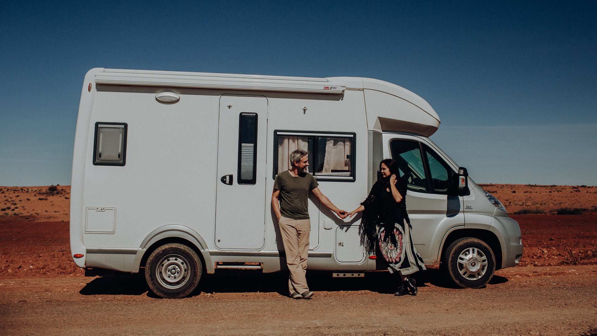 Octavia & Klaus: Ihr Reisemobil-Abenteuer auf dem Campingplatz.  Sonnige Urlaubsstimmung!