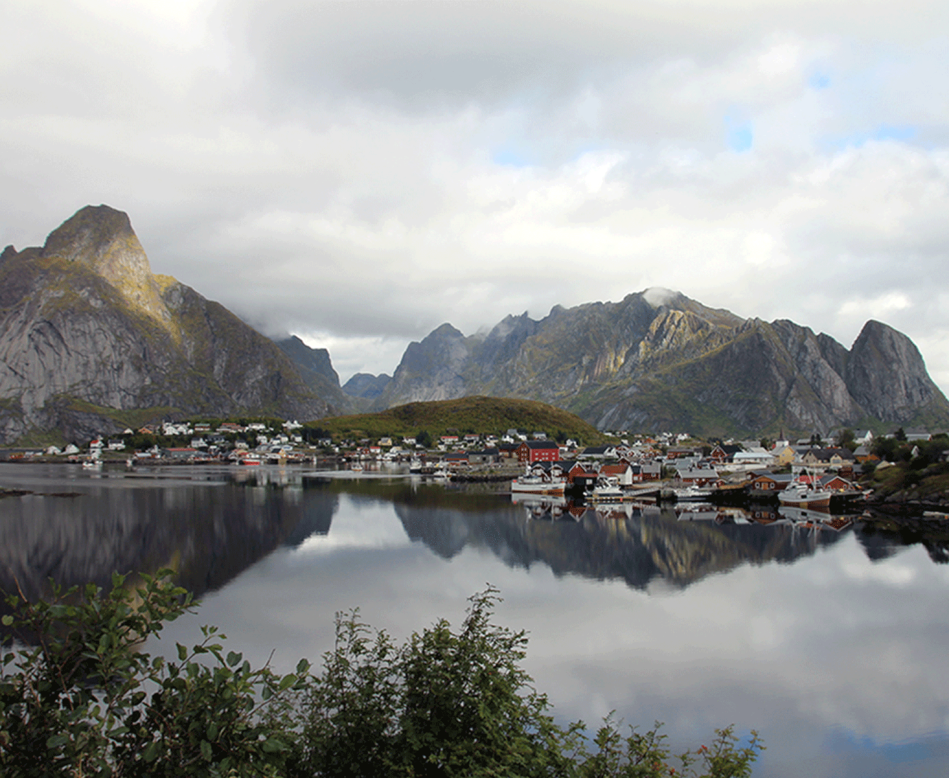Ein kleines Dorf am Wasser in Norwegen, schroffe Berge im Hintergrund