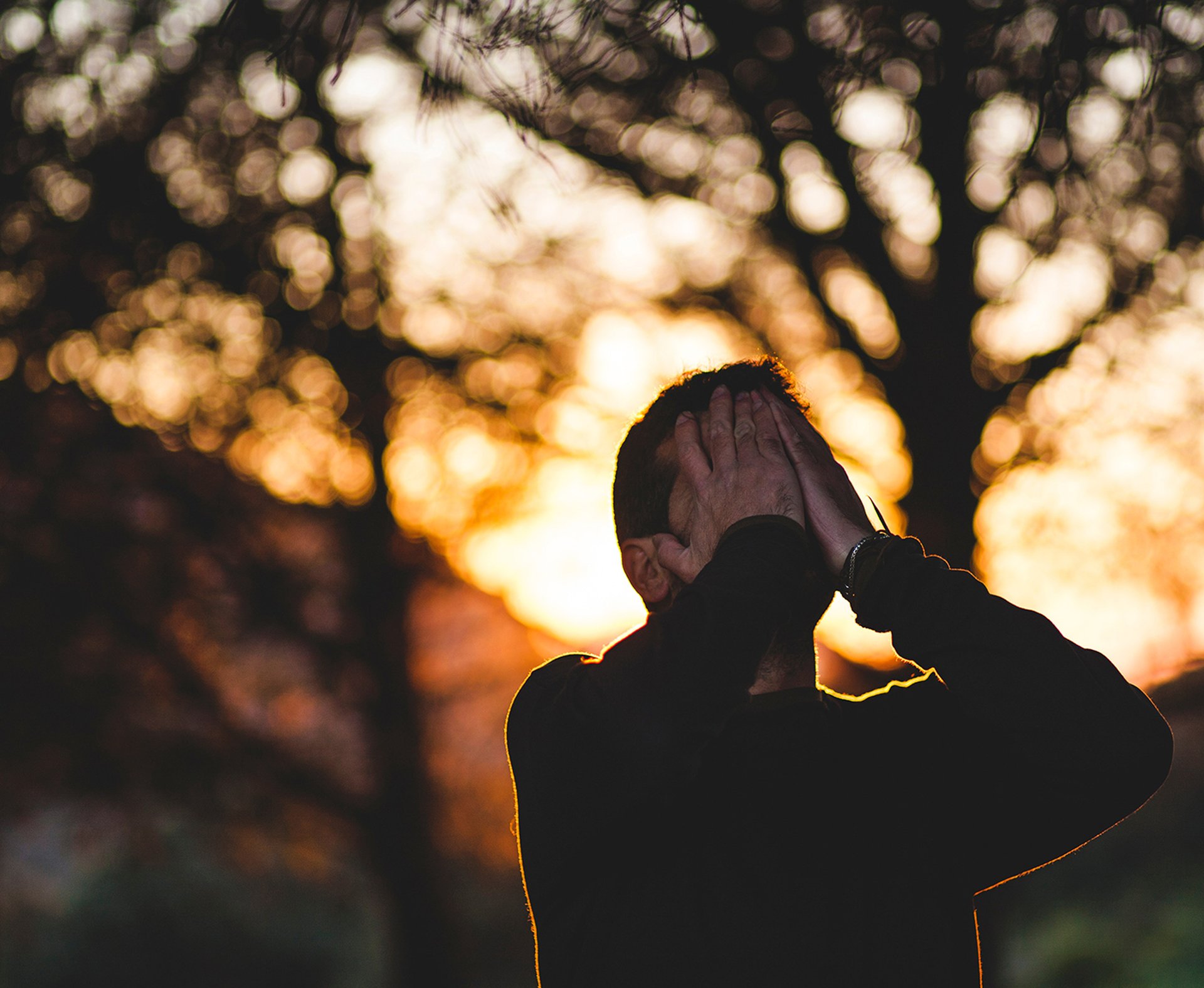 Mann schlägt Hände über Gesicht Winterdepression
