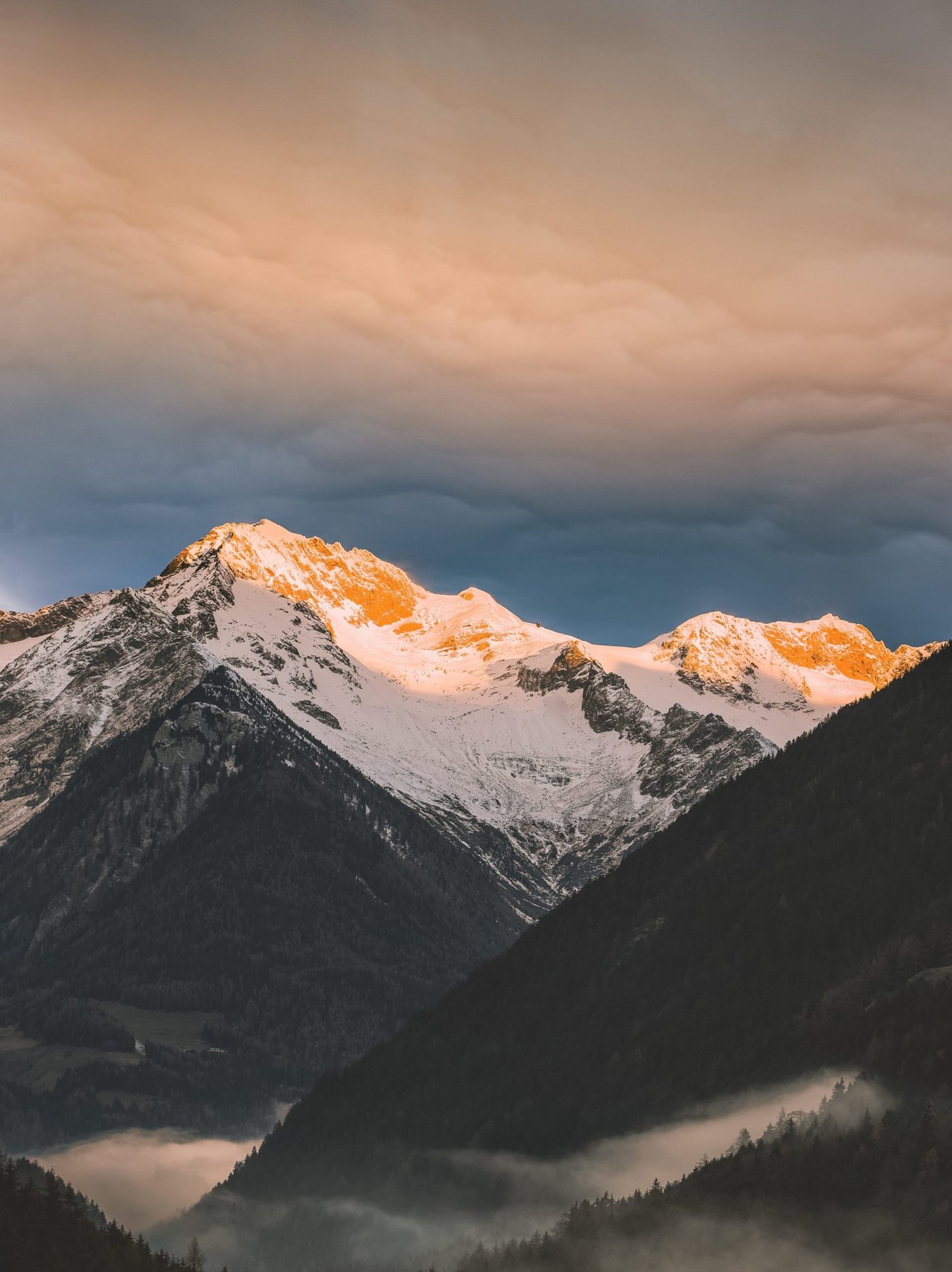 Verschneiter Campingplatz mit Wohnwagen: Dein Winterurlaub in Europa beginnt hier!