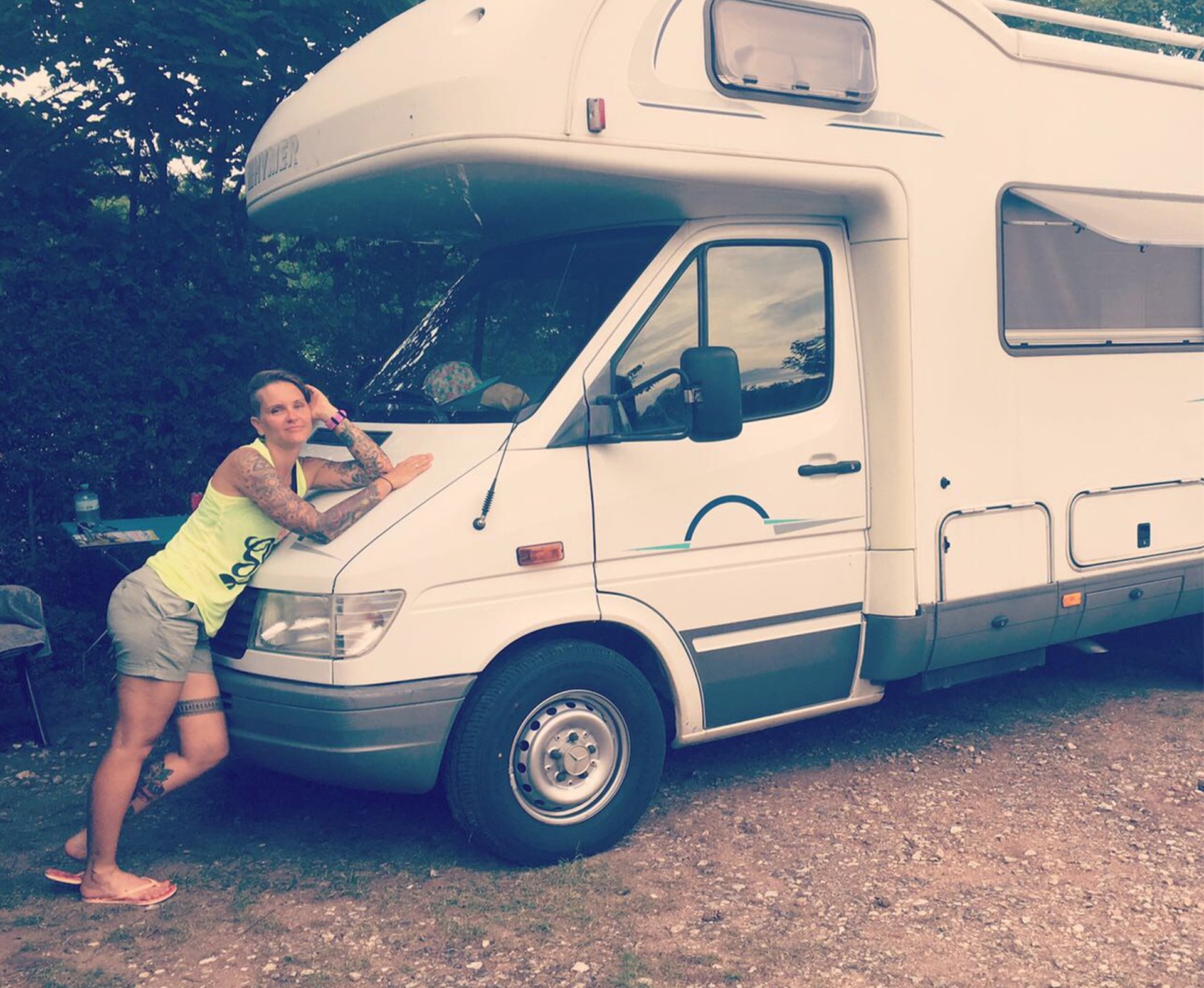 Triathlon Camp Wohnmobil Albert, Frau am Wohnmobil