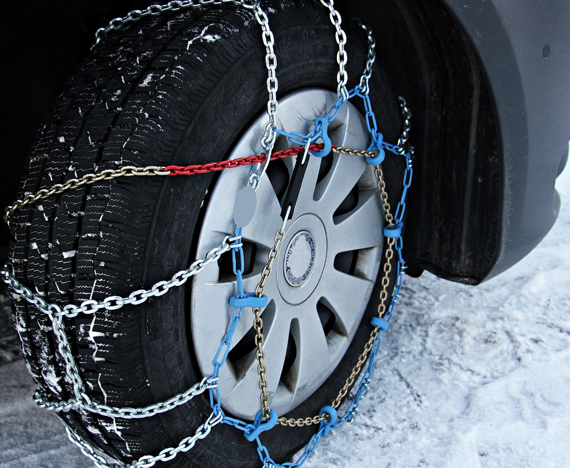 Schneeketten anlegen am Wohnnmobil
