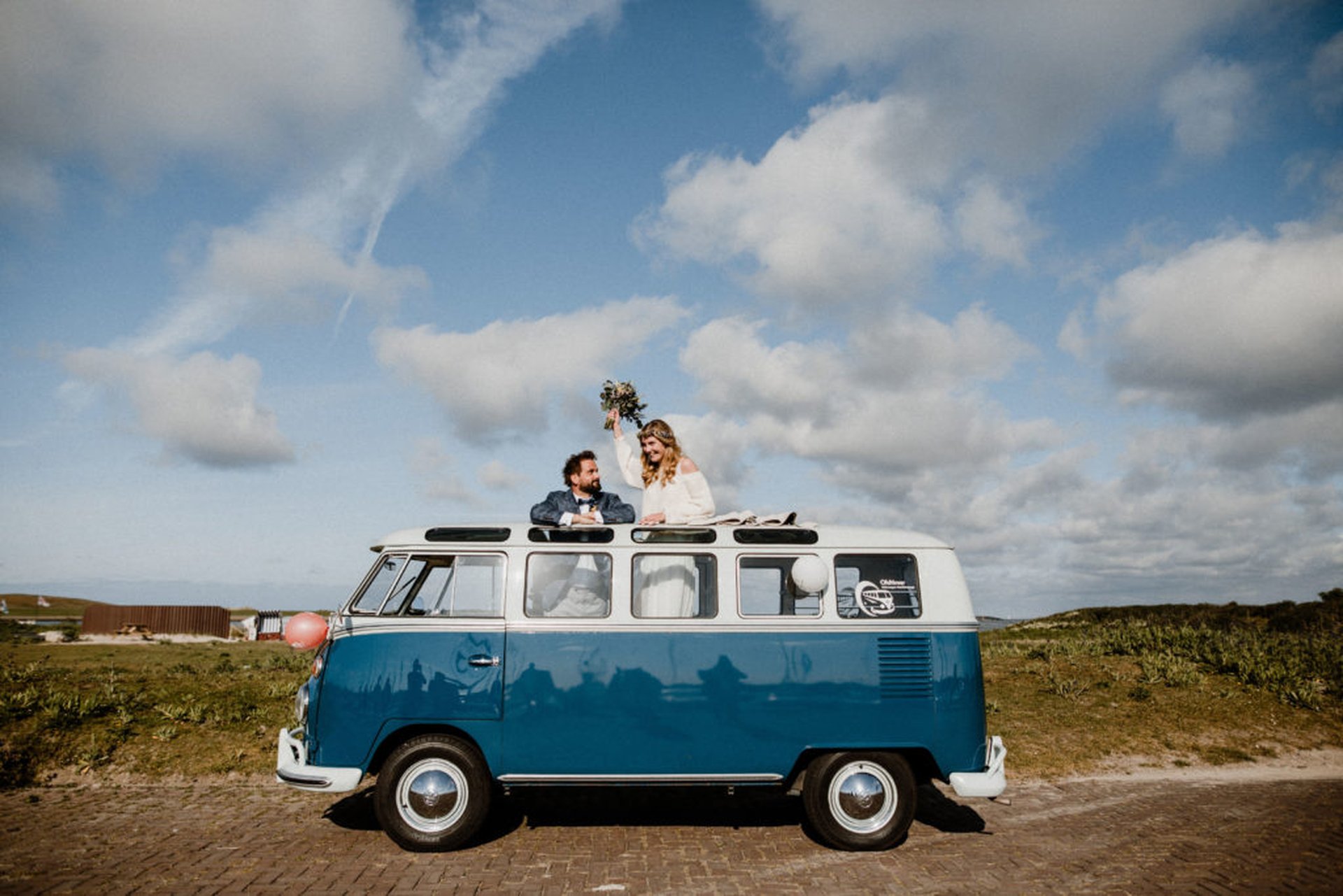 weiß blauer Bulli Hochzeit