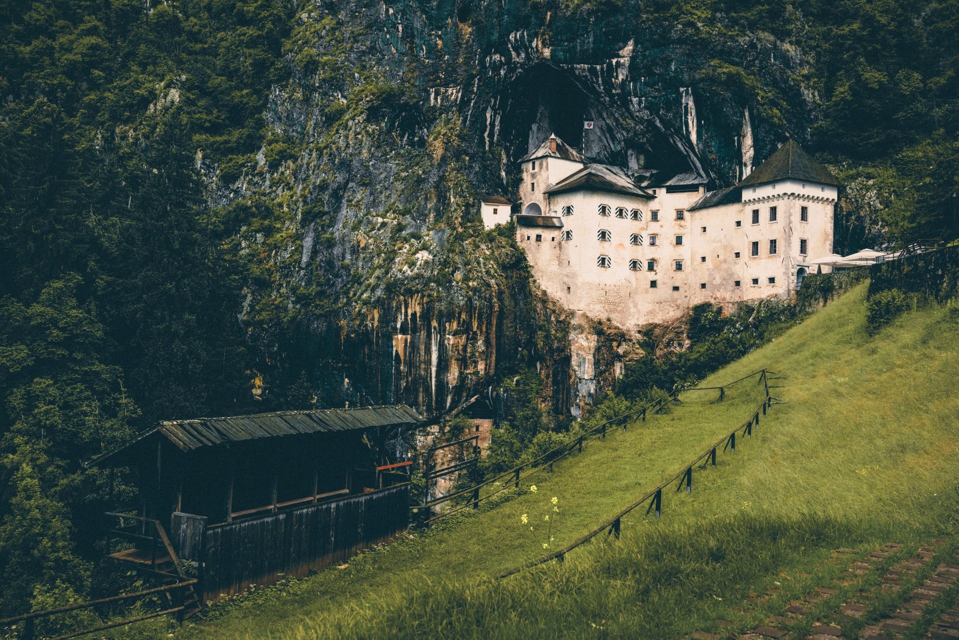 predjama kasteel slovenie