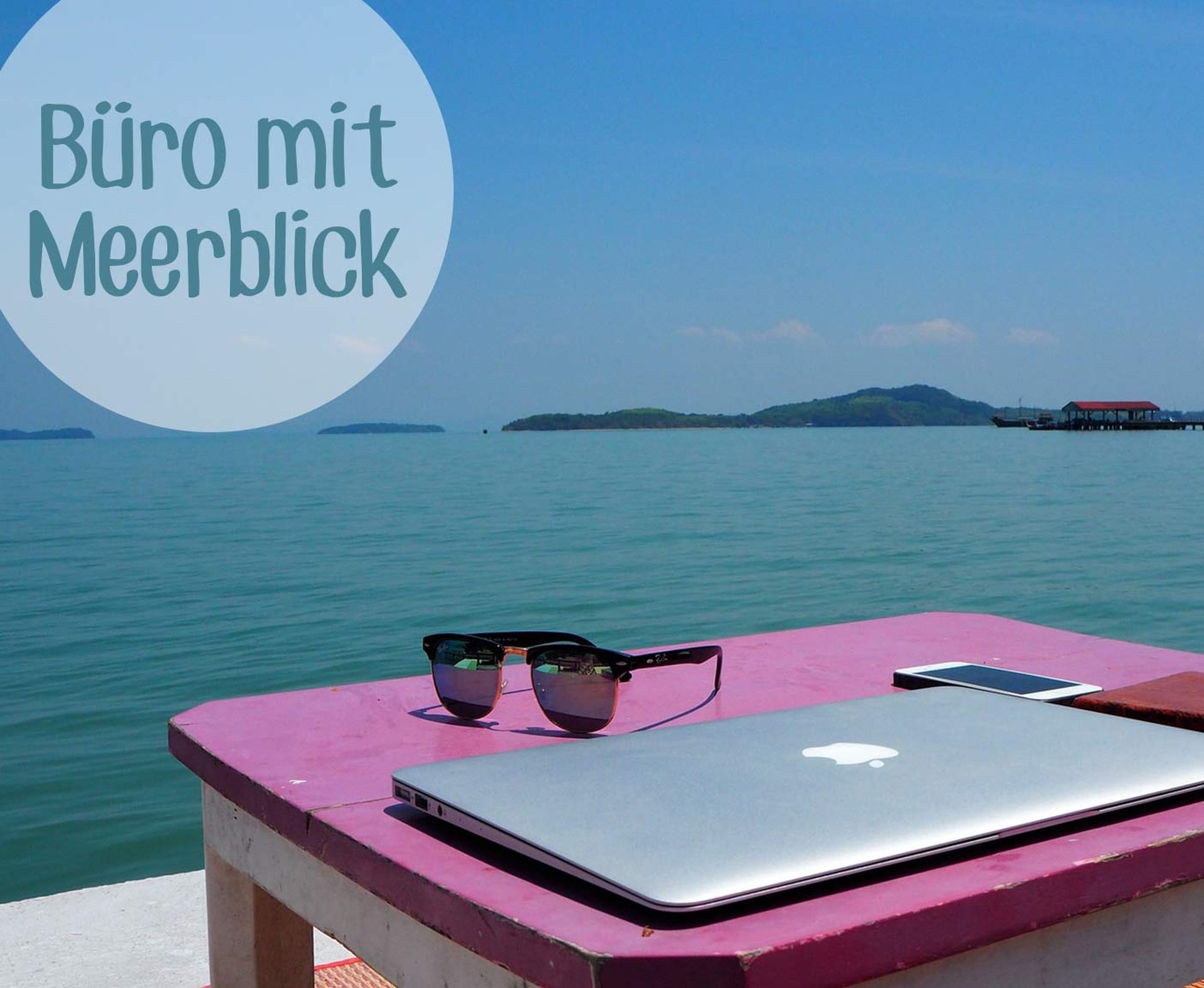laptop und sonnenbrille auf einem pinken tisch am meer digitale nomaden paulcamper