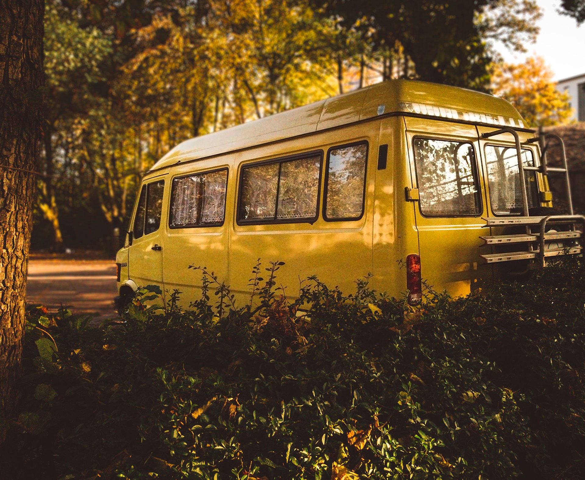 gele camper, buiten